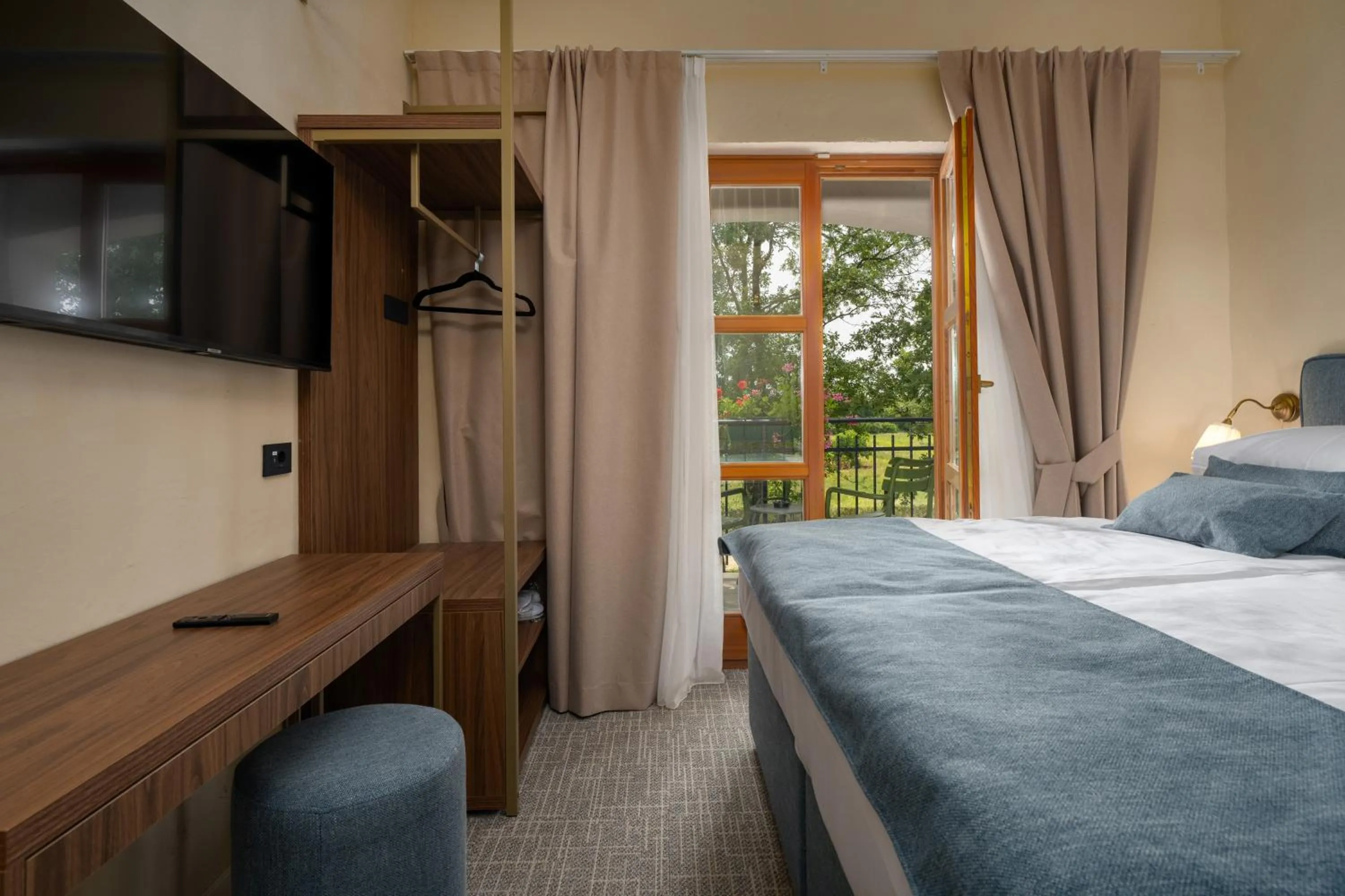 TV and multimedia, Bed in Boutique Hotel Paradiso