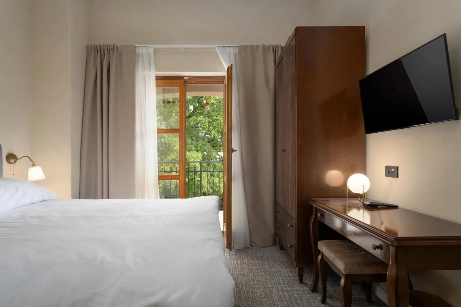 View (from property/room), Bed in Boutique Hotel Paradiso