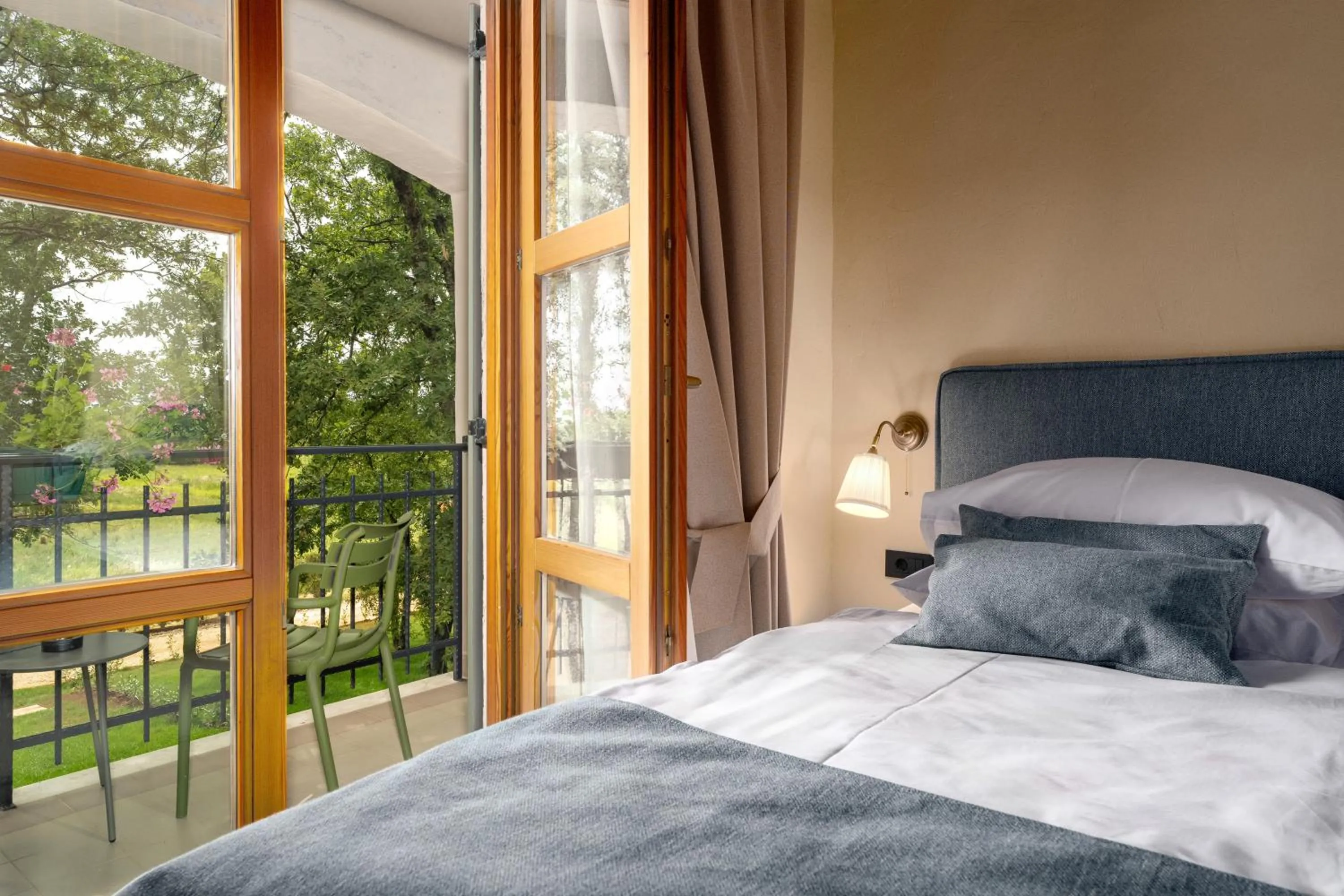 View (from property/room), Bed in Boutique Hotel Paradiso