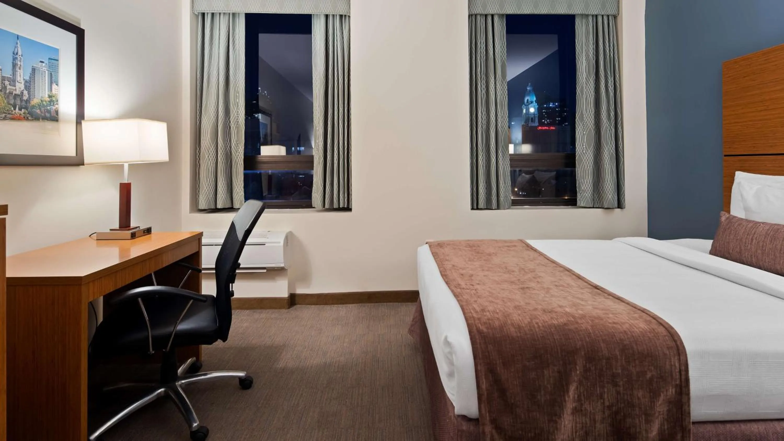 Photo of the whole room, Bed in Best Western Plus Philadelphia Convention Center Hotel