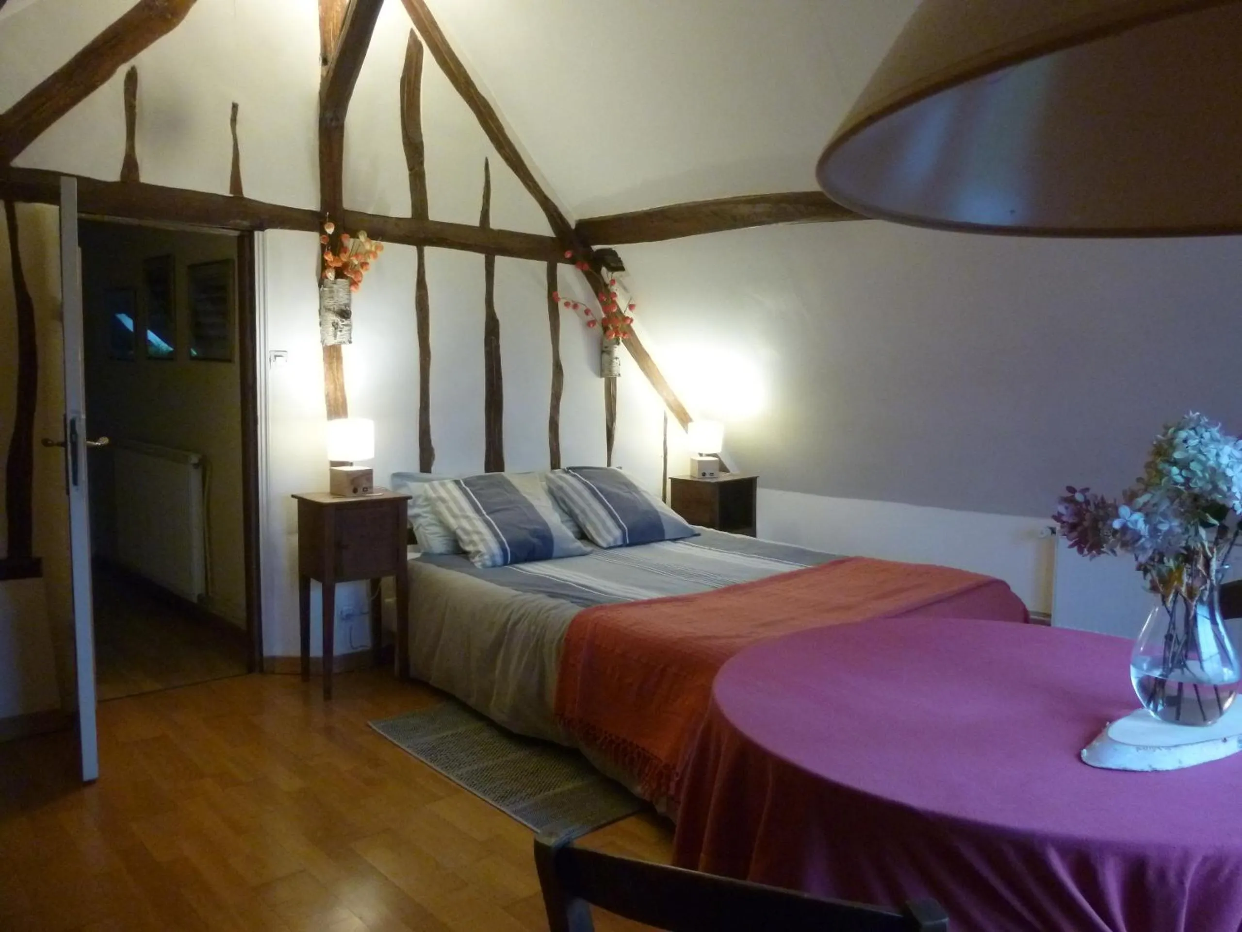 Photo of the whole room, Bed in La Sauleraie