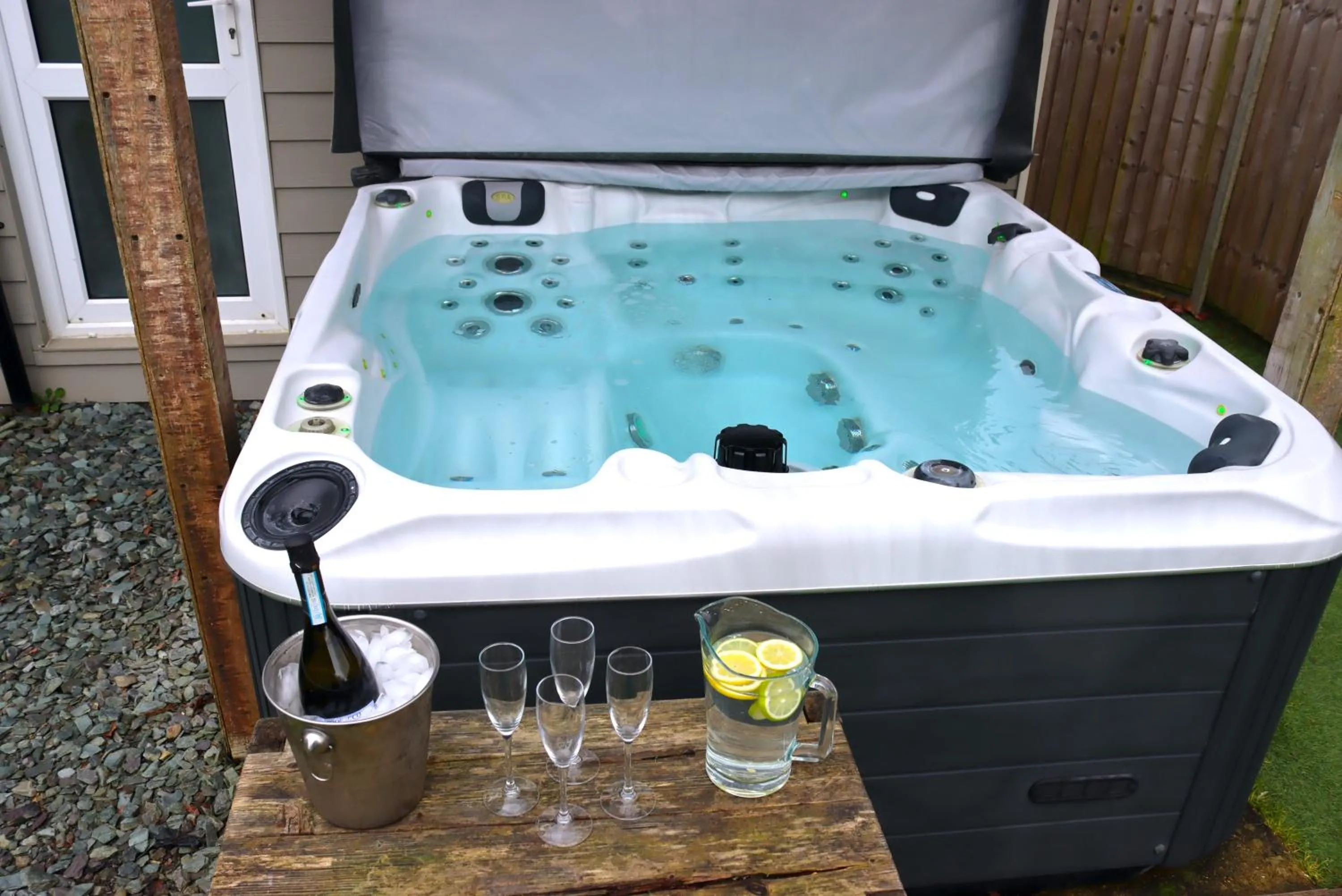 Hot Tub in Four Corners Holiday Home Hot Tub & Sauna