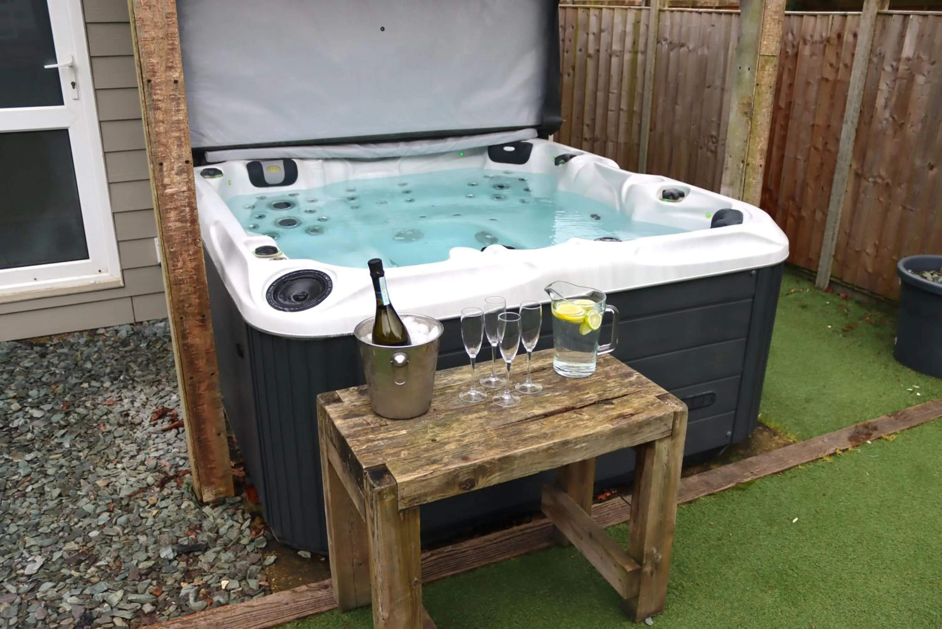 Hot Tub in Four Corners Holiday Home Hot Tub & Sauna