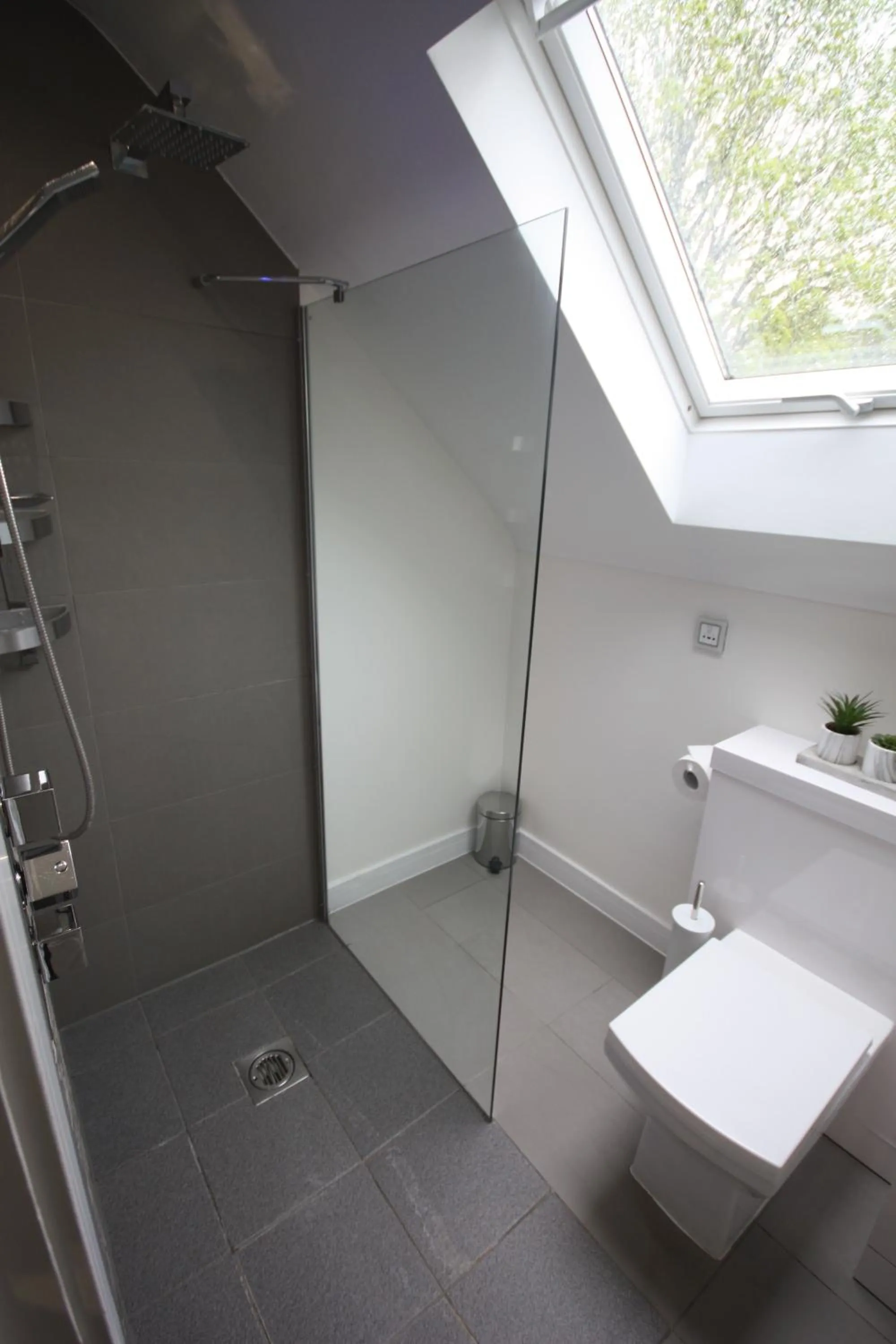 Shower in Four Corners Holiday Home Hot Tub & Sauna