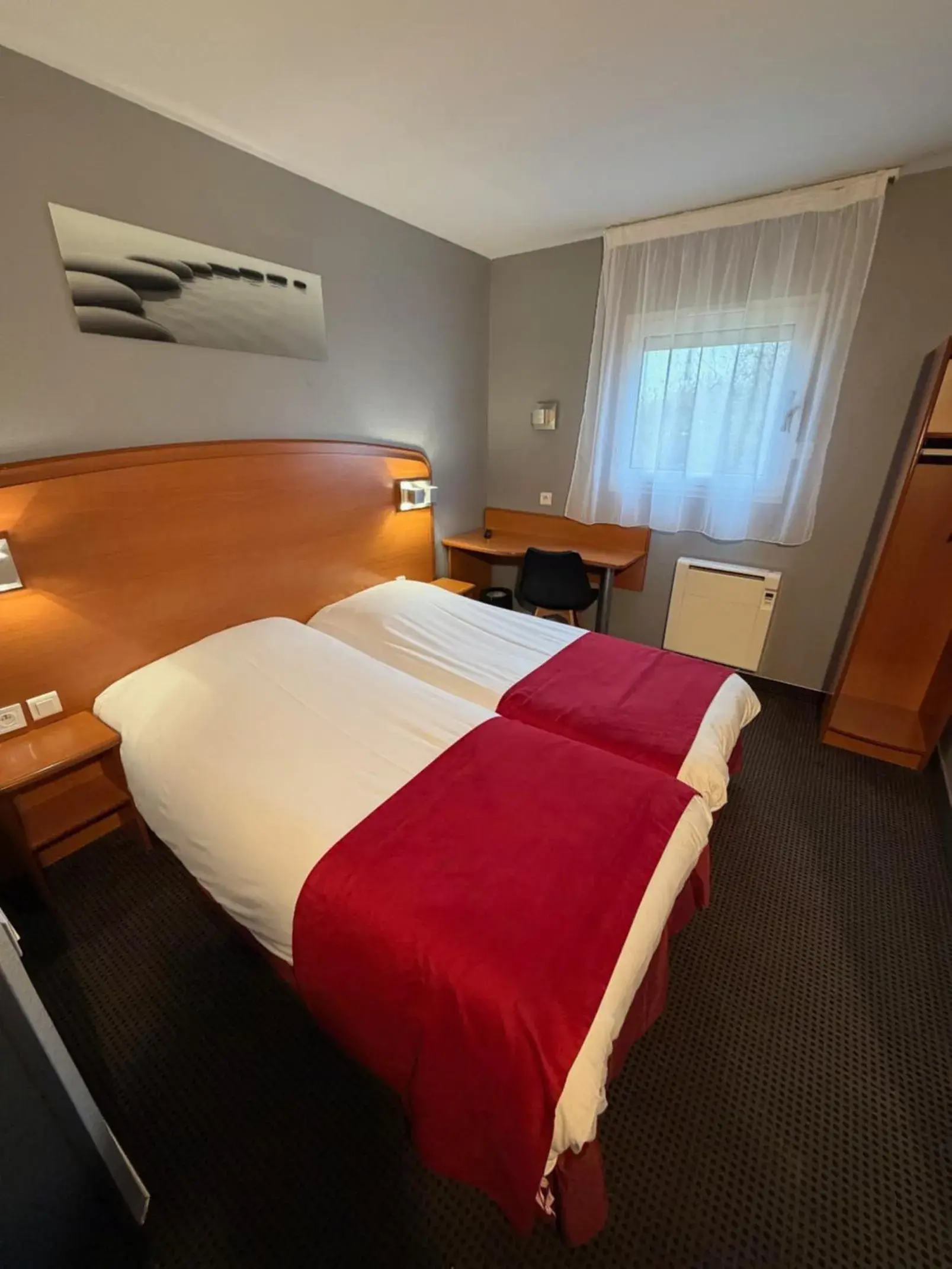 Bed in initial by balladins Amiens / Longueau Bed in initial by balladins Amiens / Longueau