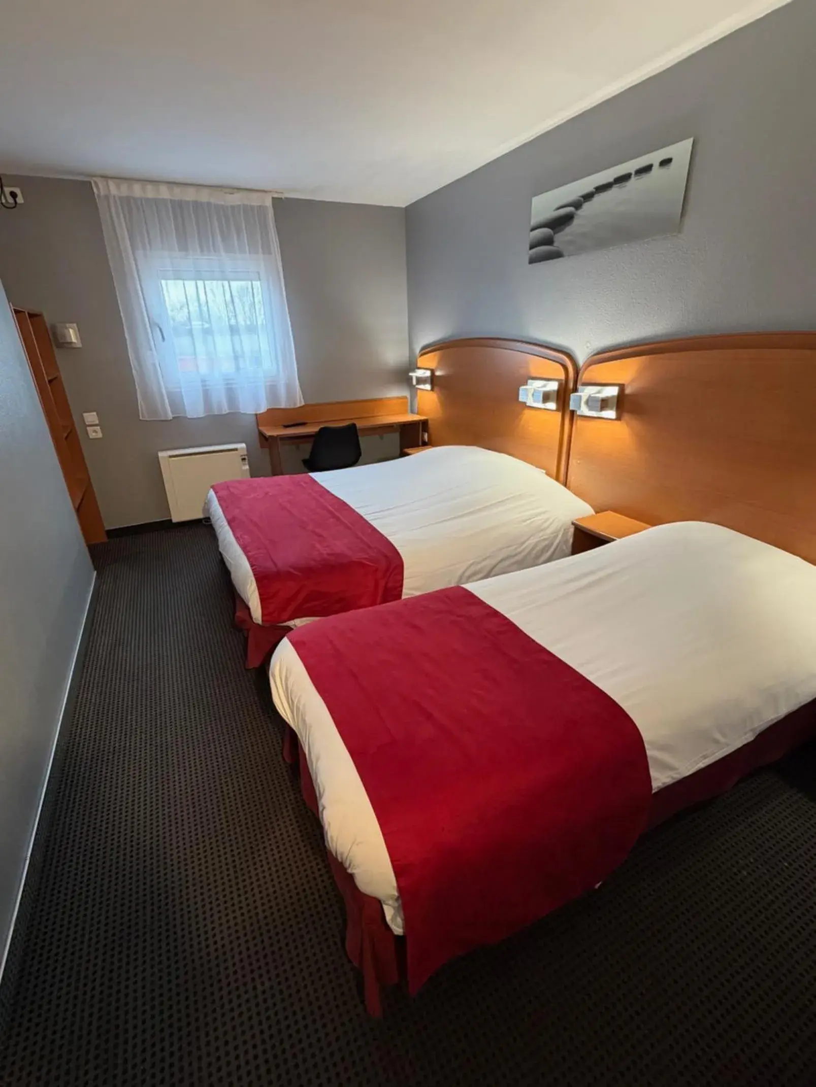 Bed in initial by balladins Amiens / Longueau Bed in initial by balladins Amiens / Longueau