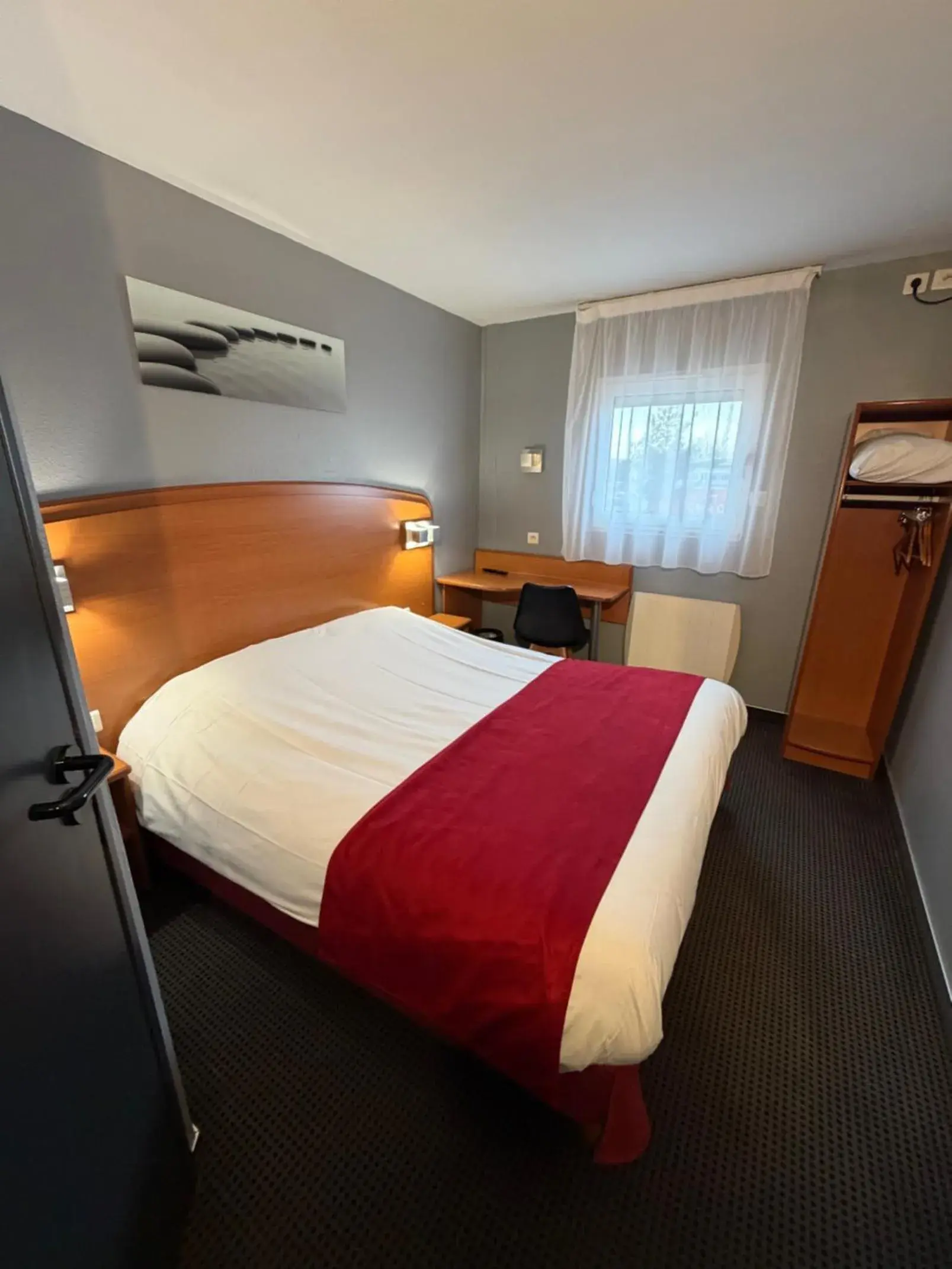 Bed in initial by balladins Amiens / Longueau Bed in initial by balladins Amiens / Longueau