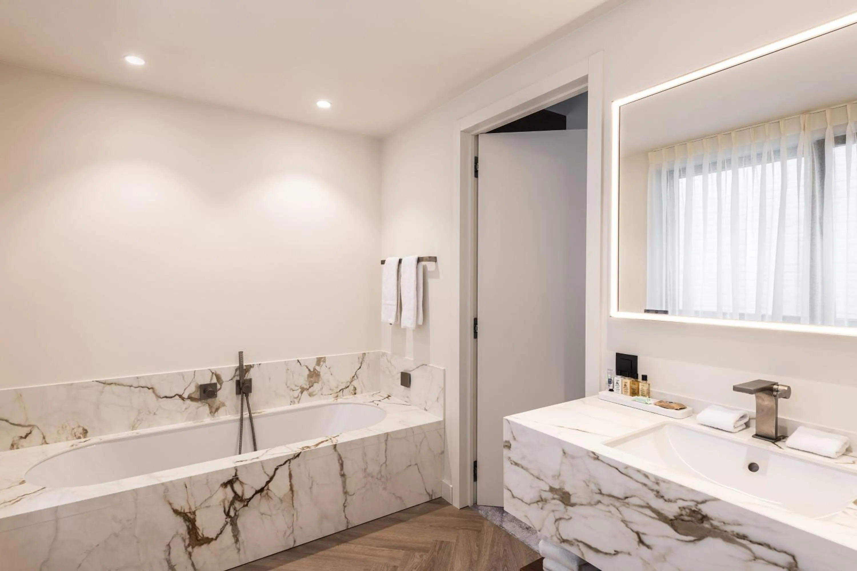 Bathroom, Bed in Dukes' Palace Brugge - by Dukes' Hotel Collection