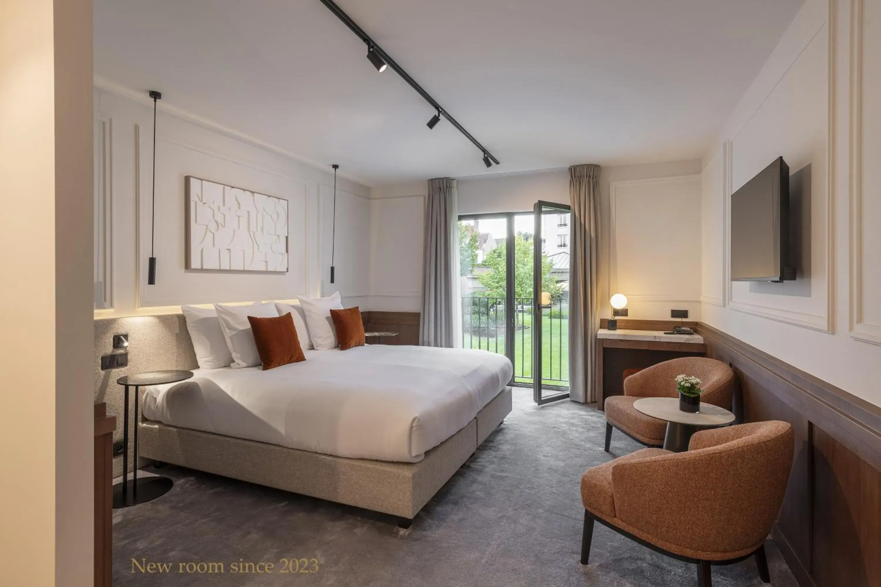 Pavilion room with castle view in Dukes' Palace Brugge - by Dukes' Hotel Collection Pavilion room with castle view in Dukes' Palace Brugge - by Dukes' Hotel Collection