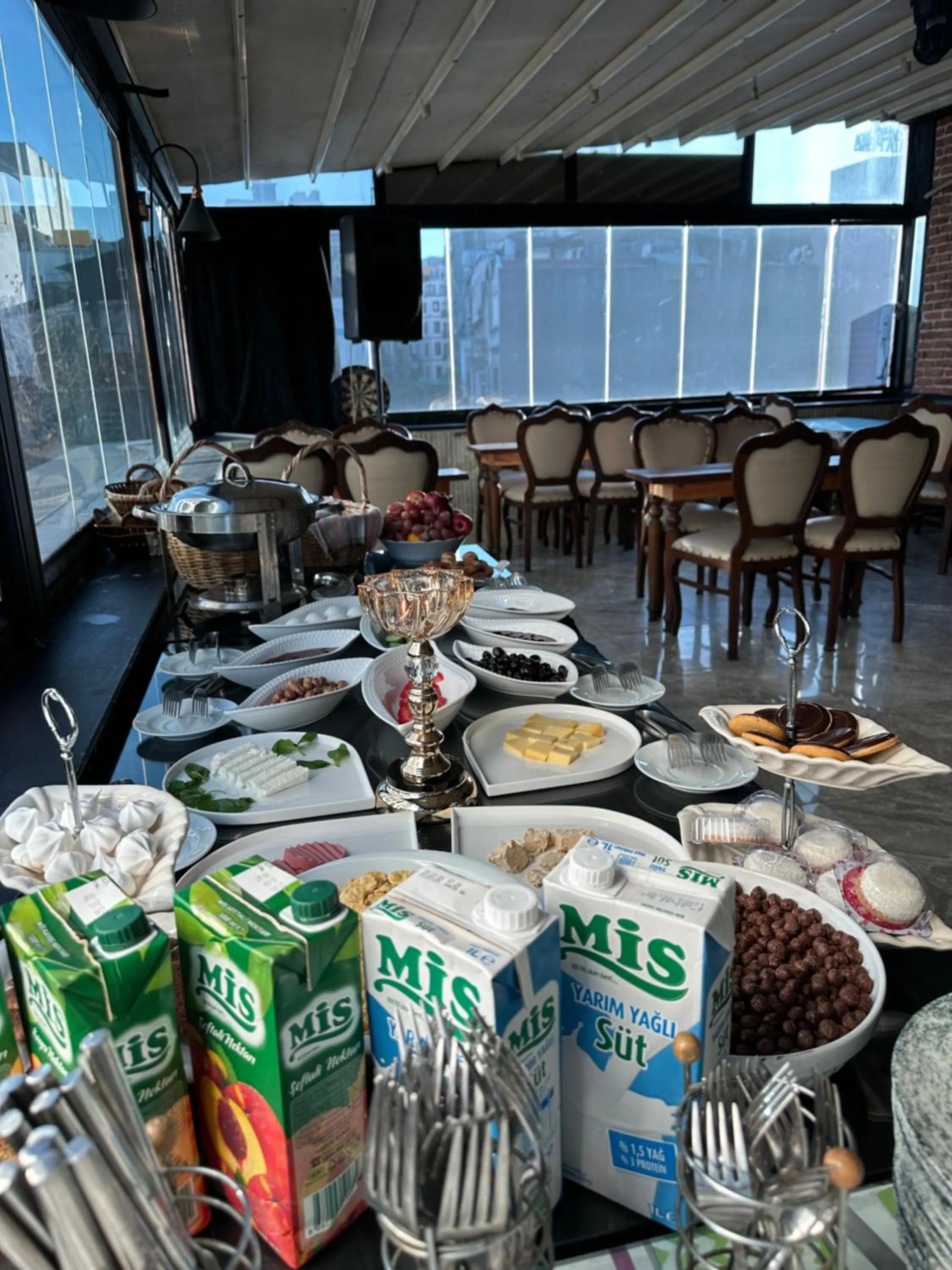 Restaurant/places to eat in Napolyon hotel