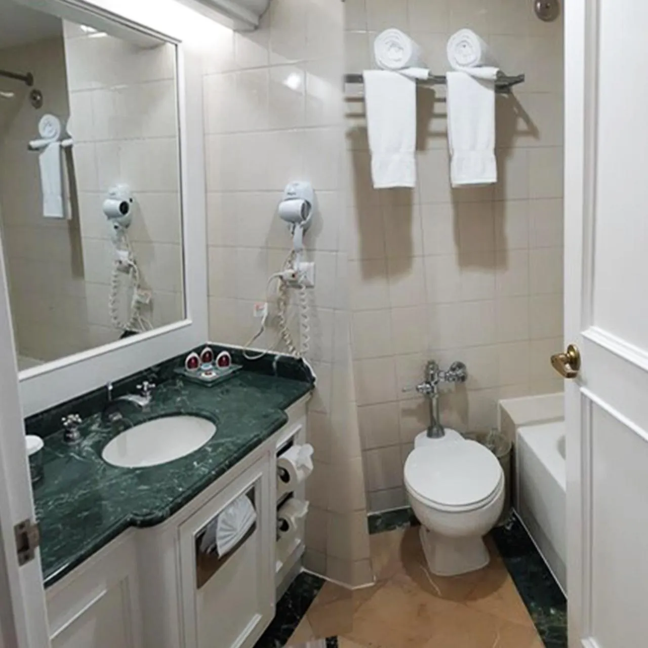 Bathroom in Hotel Las Americas