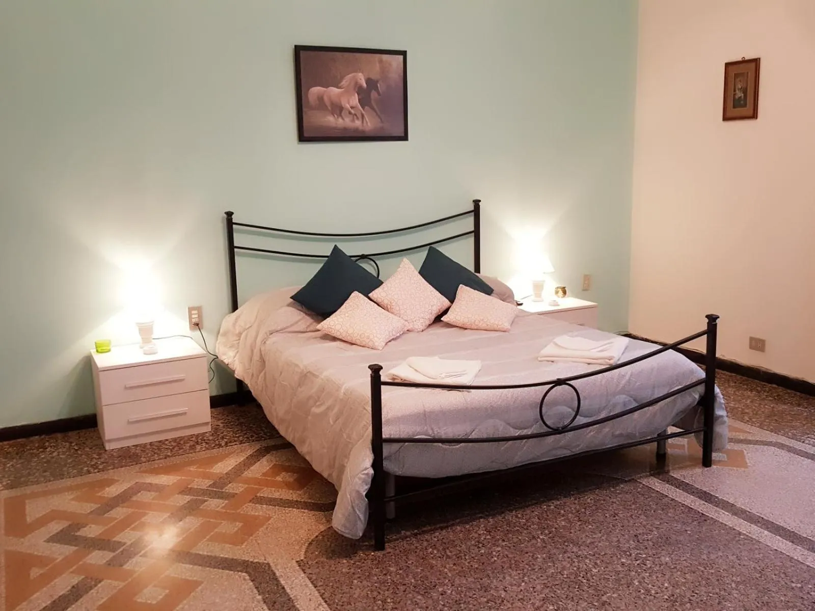 Photo of the whole room, Bed in Royal Suite