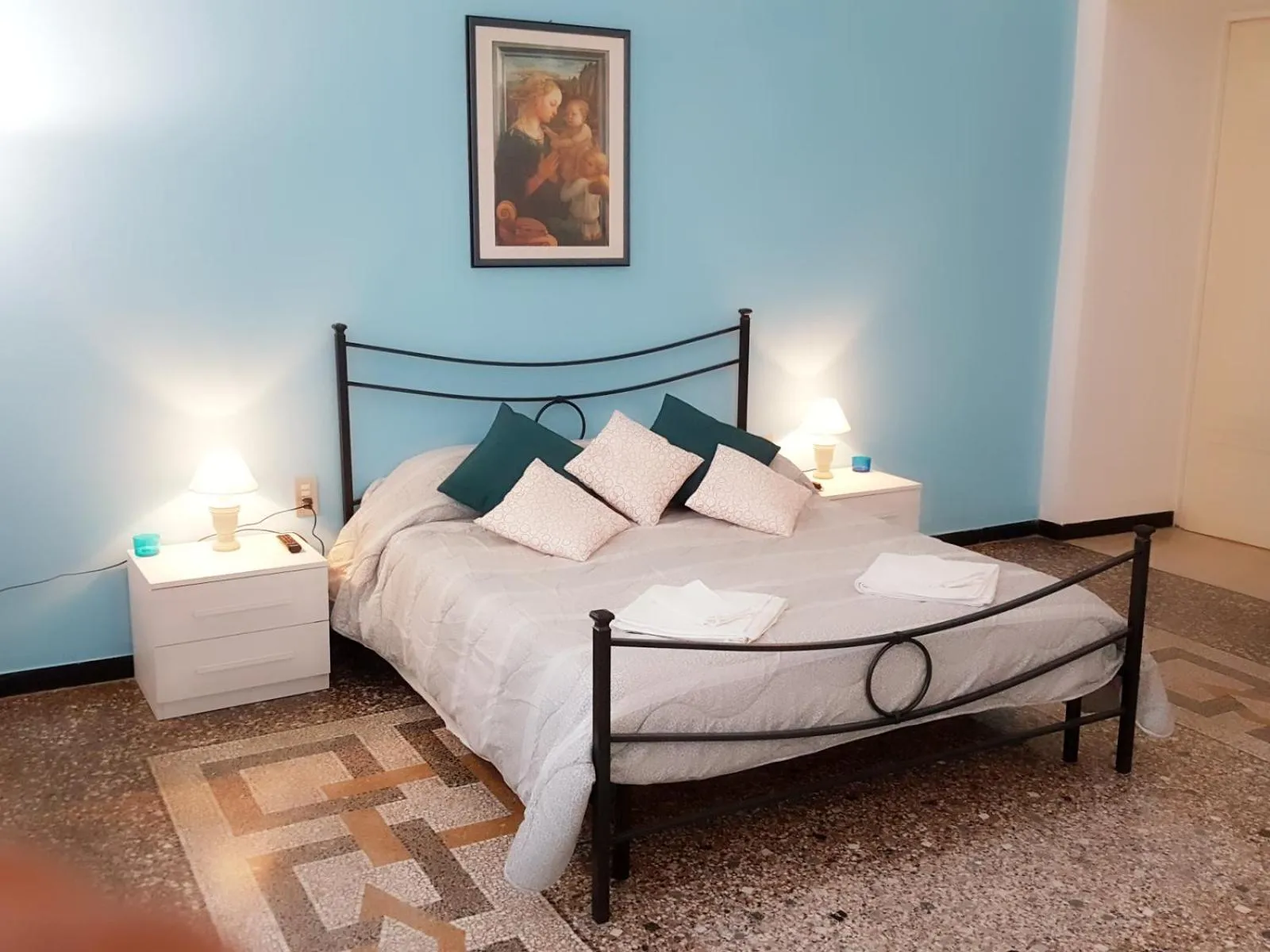 Photo of the whole room, Bed in Royal Suite