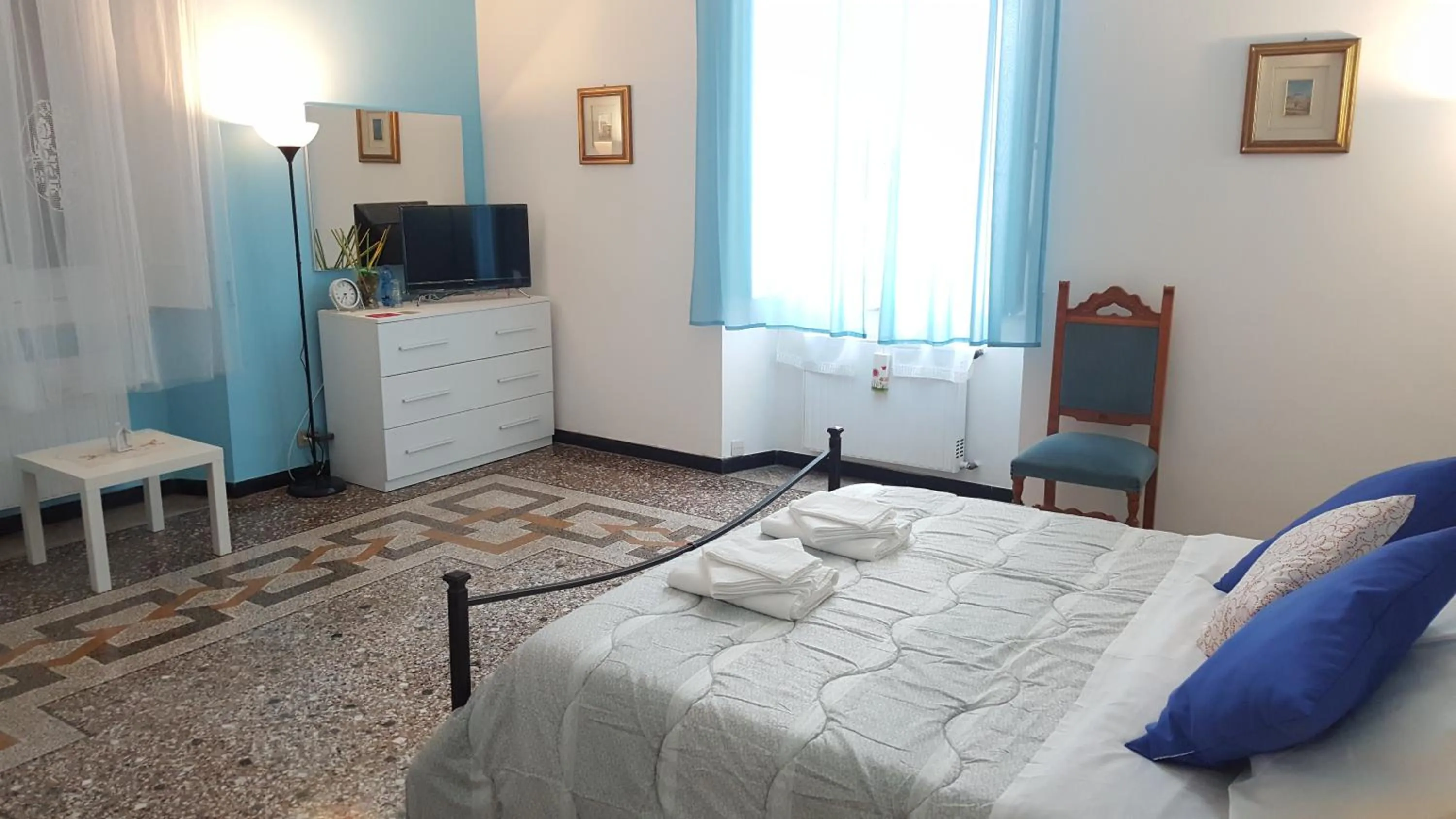 Photo of the whole room, Bed in Royal Suite