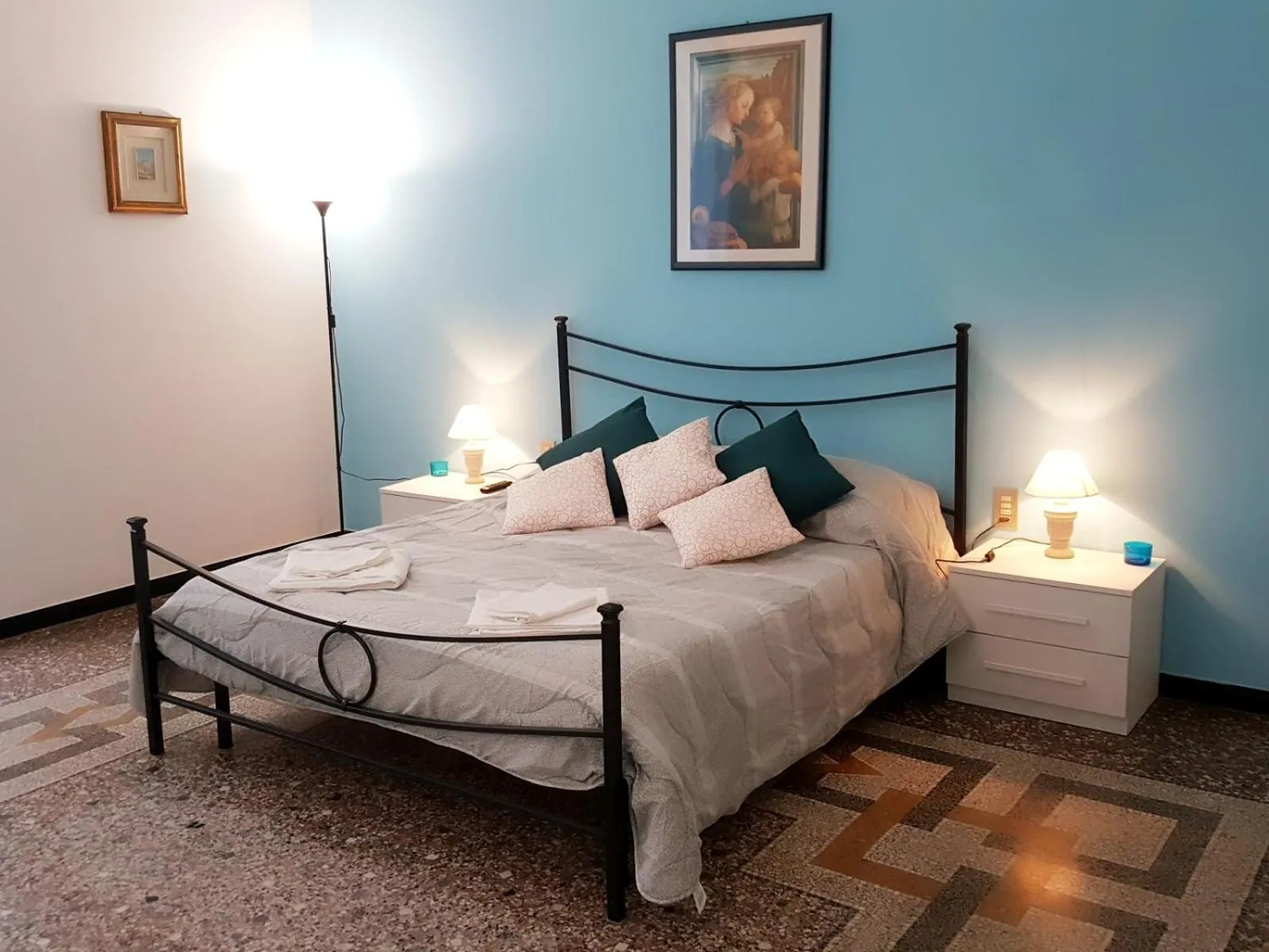 Photo of the whole room, Bed in Royal Suite