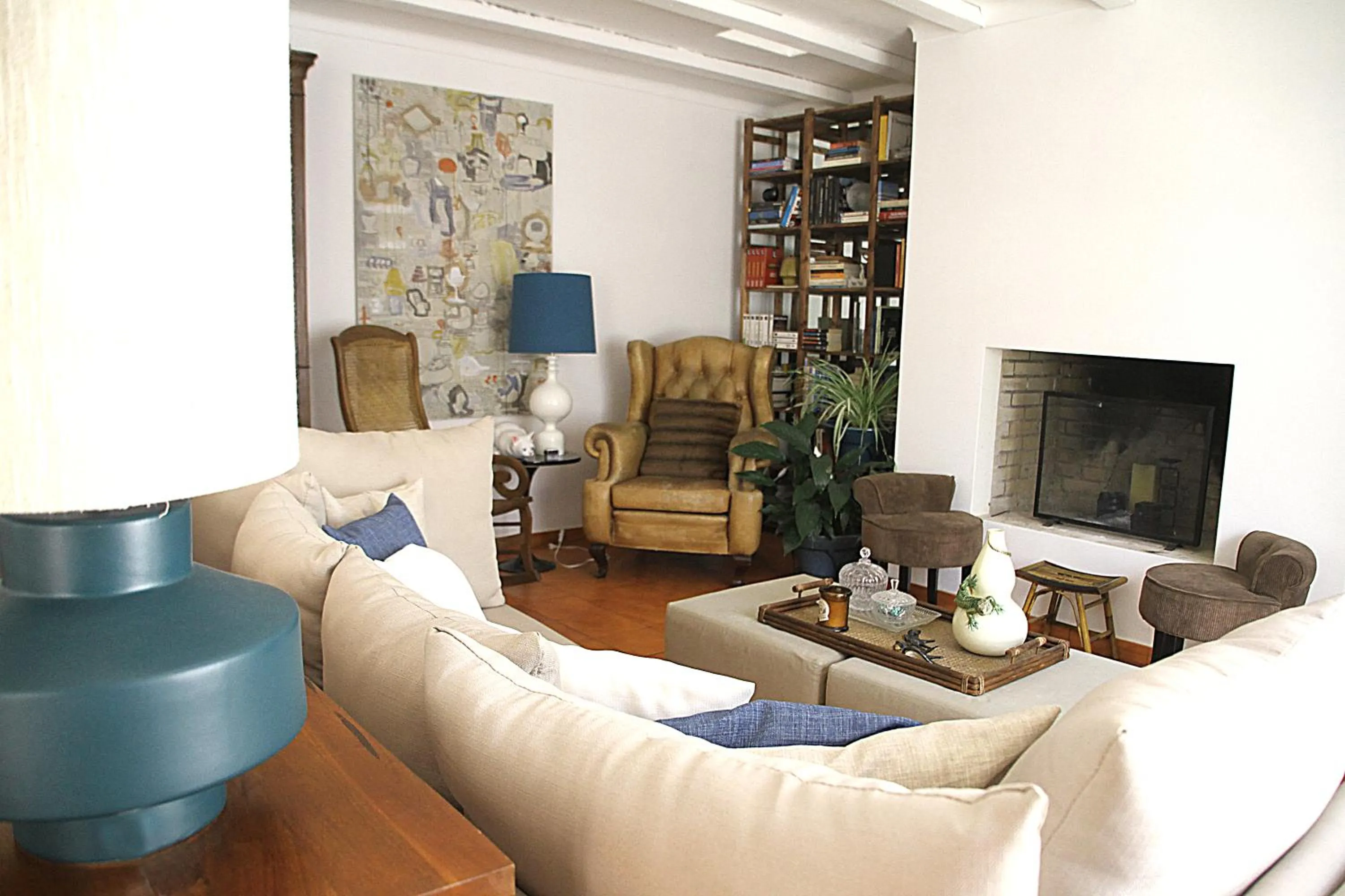 Communal lounge/ TV room in Senhora do Cabo Meco Homy Holidays