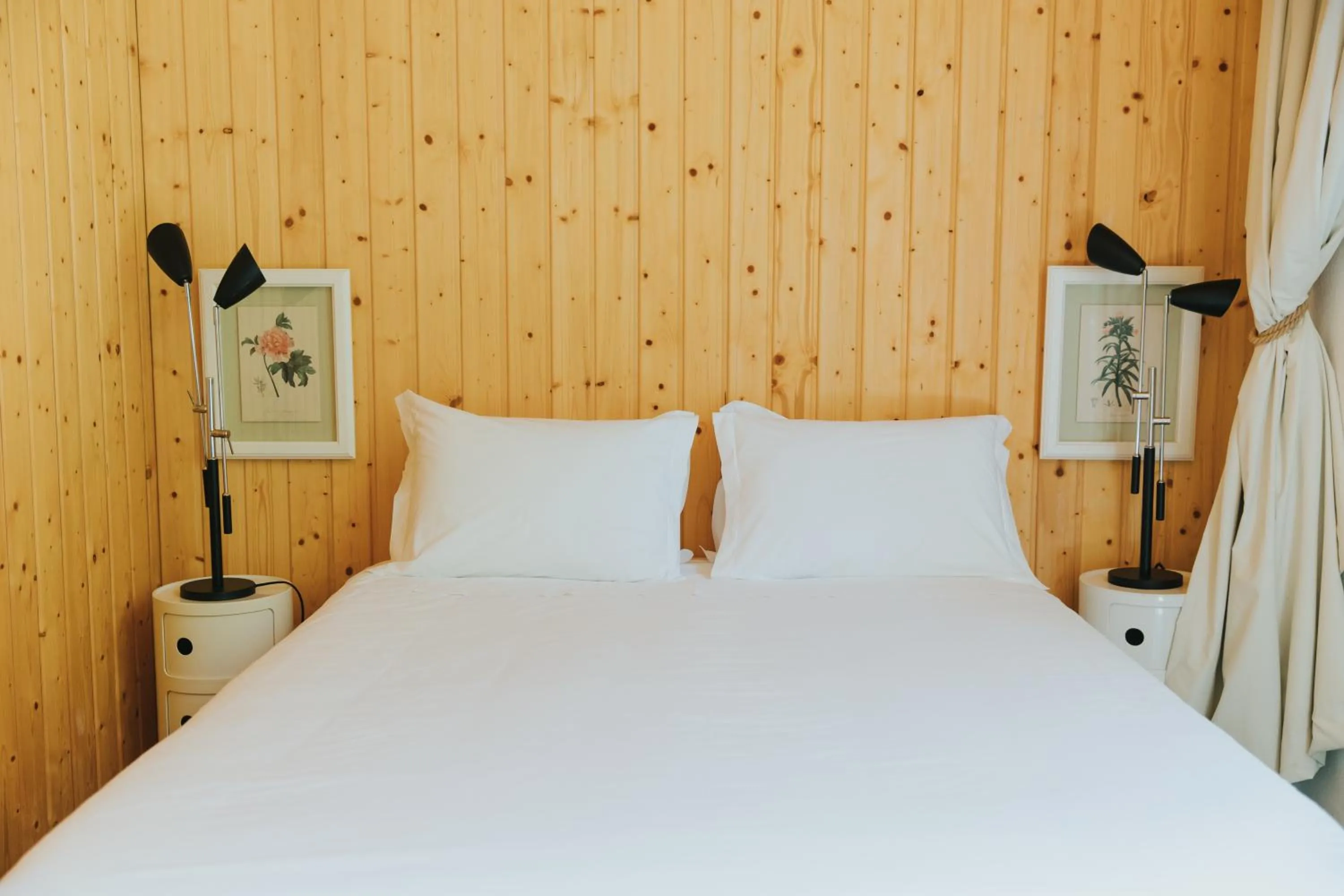 Bed in Senhora do Cabo Meco Homy Holidays