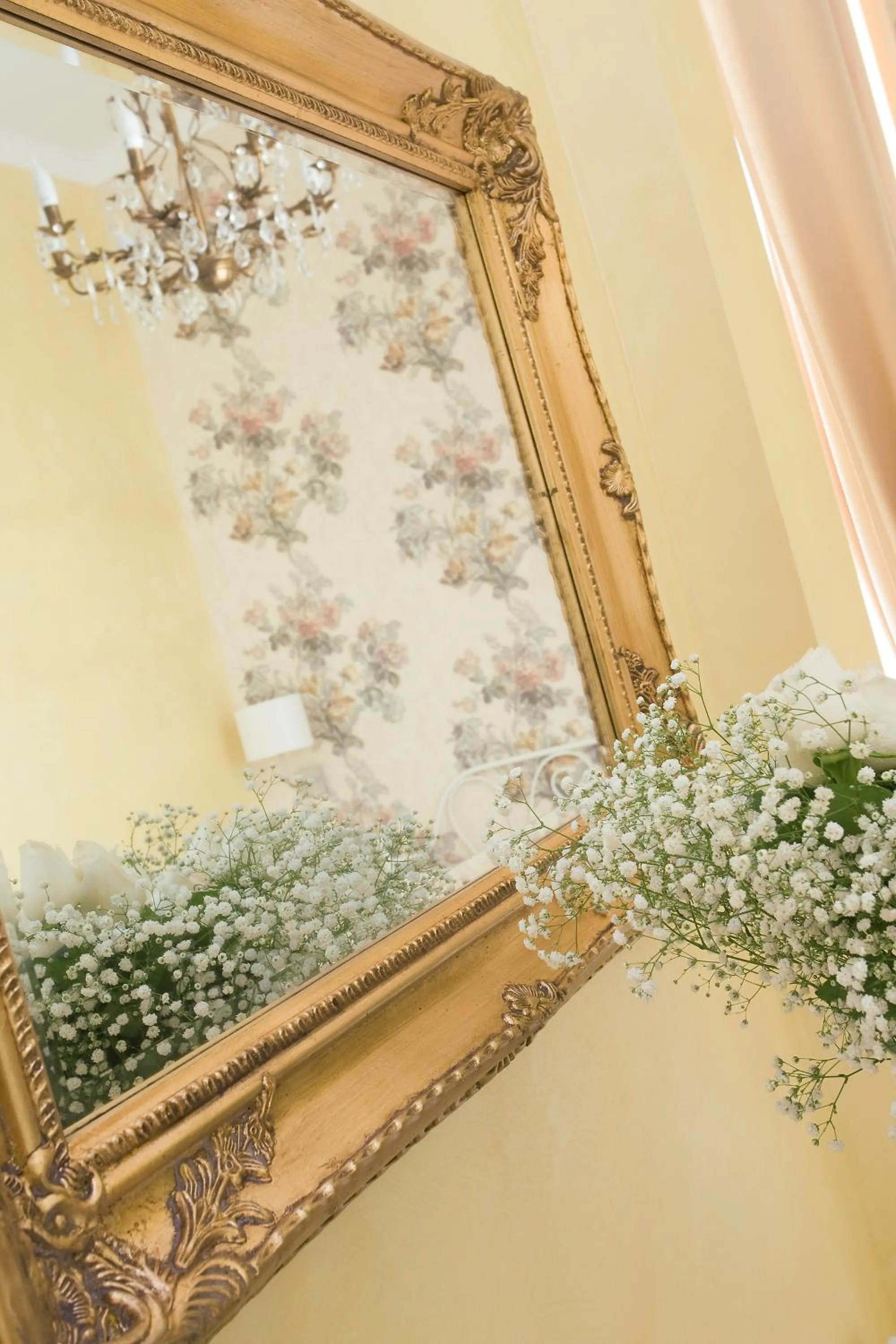 Decorative detail in Cameo B&B