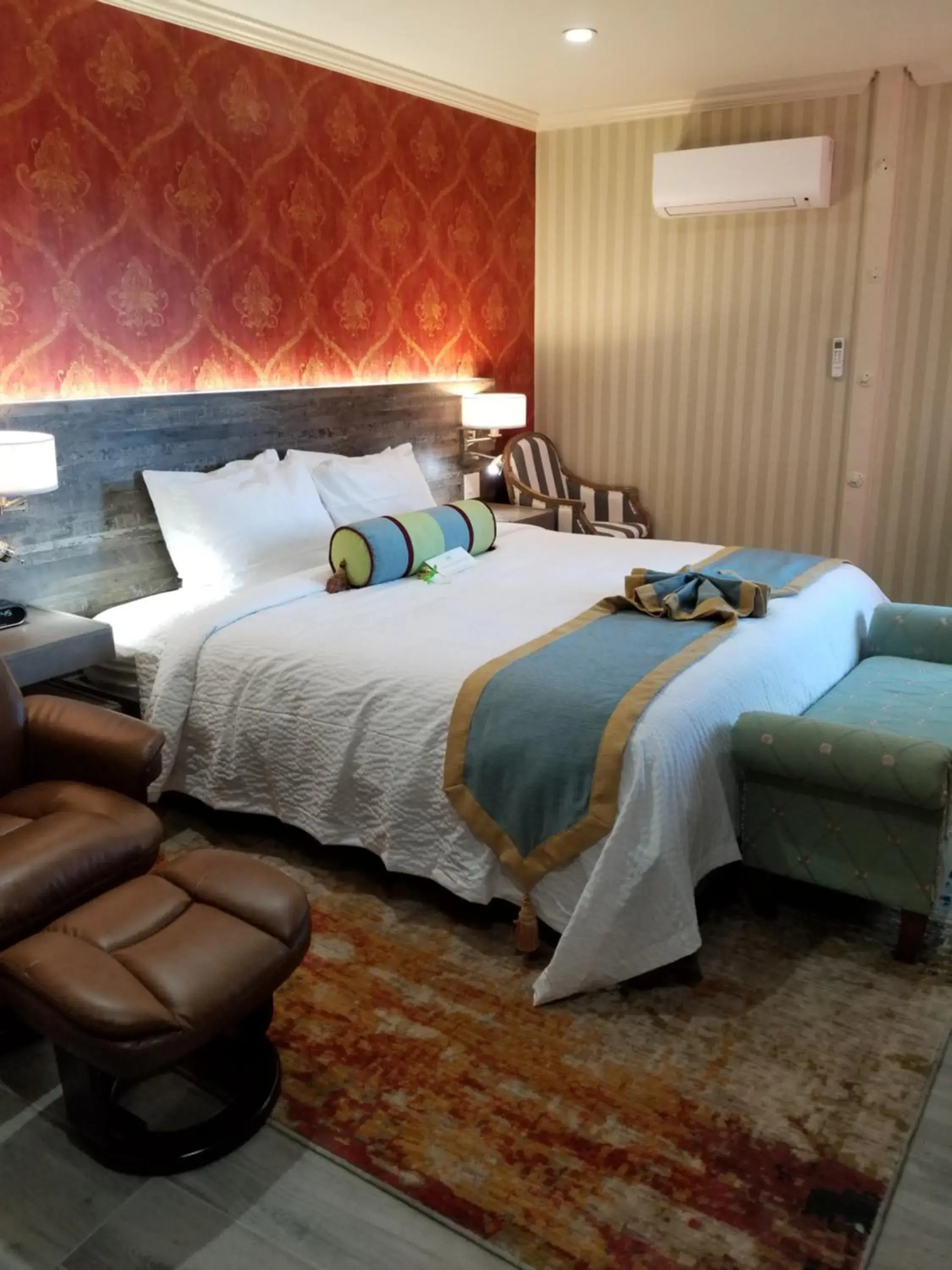 Bed in SenS Hotel & Vanne Bistro Berkeley Bed in SenS Hotel & Vanne Bistro Berkeley