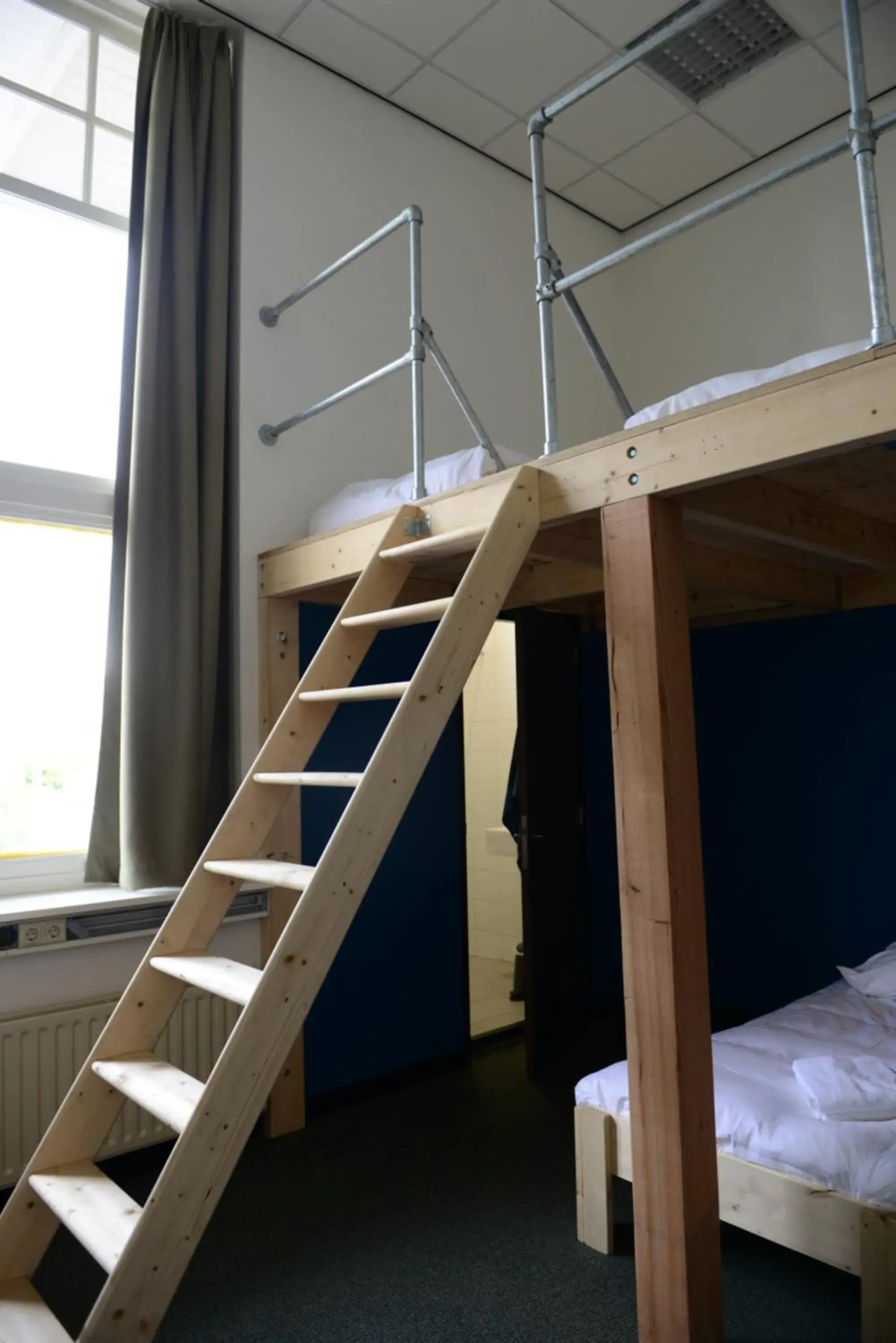 Bed in 7-Bed Dormitory Room in Hostel Roots Bed in 7-Bed Dormitory Room in Hostel Roots