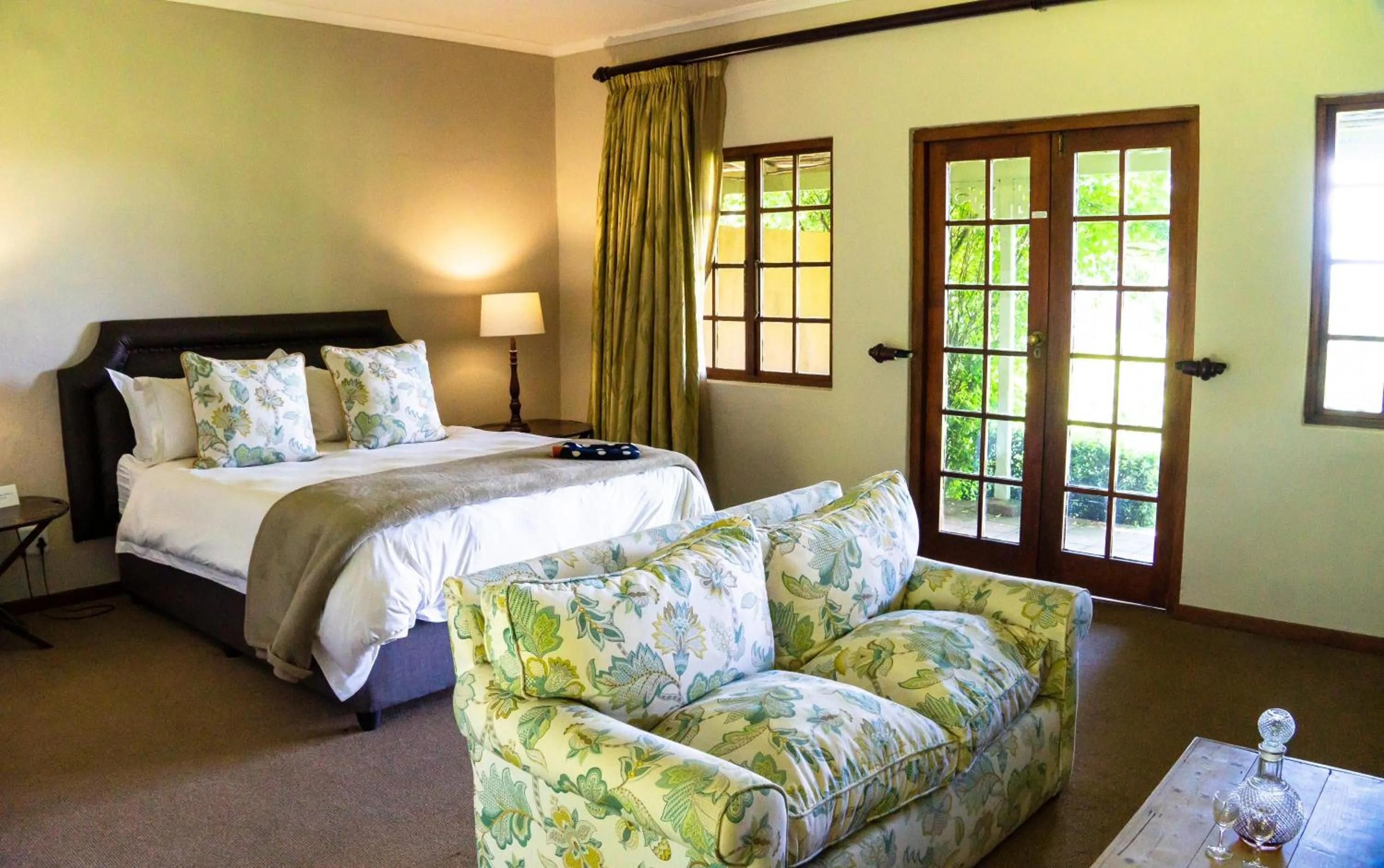 Property building, Bed in Halliwell Country Inn