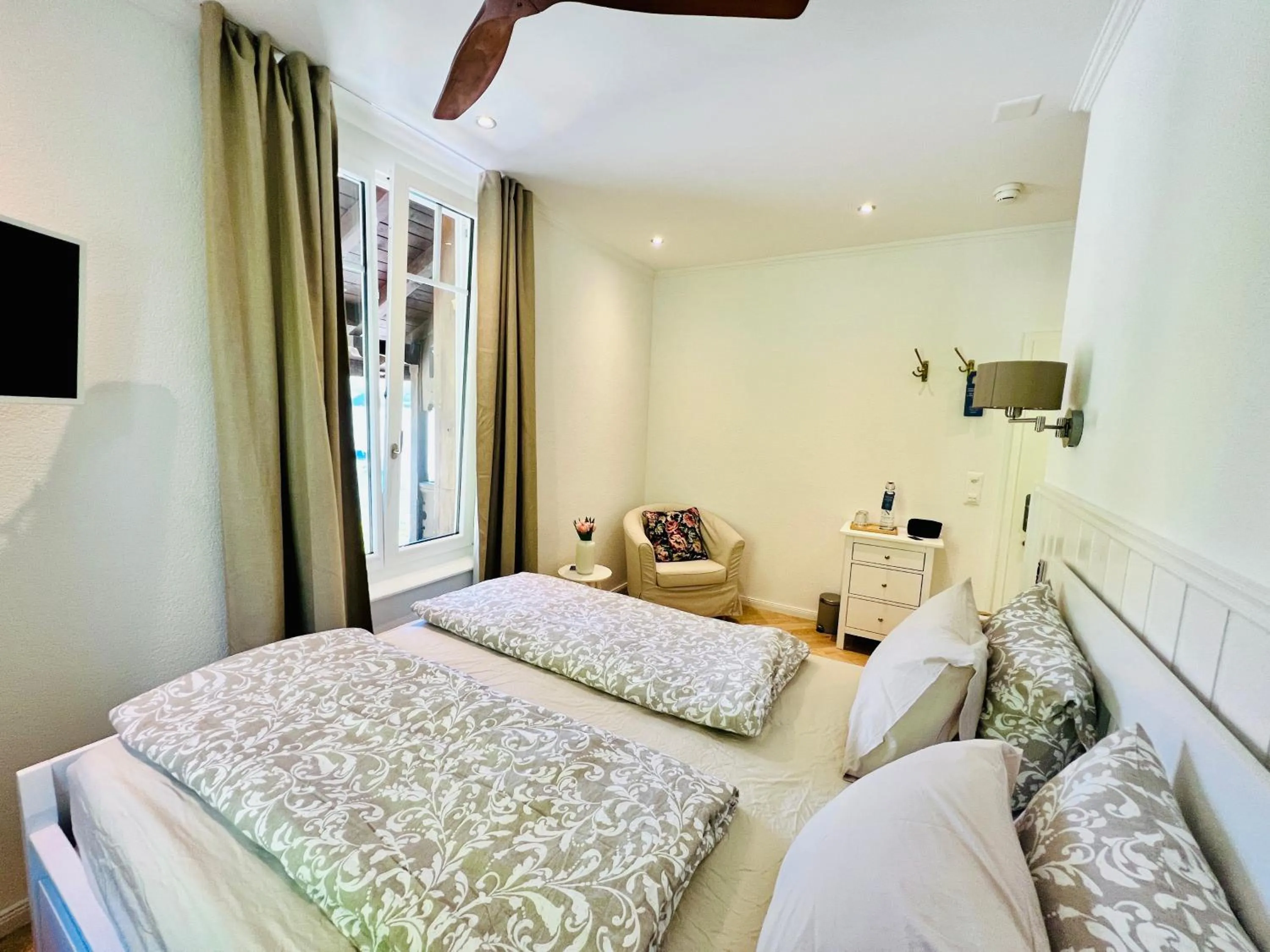 Photo of the whole room, Bed in Boutique Hotel Niesenblick - direkt am Thunersee gelegen mit SELF CHECK IN & digitaler Rezeption