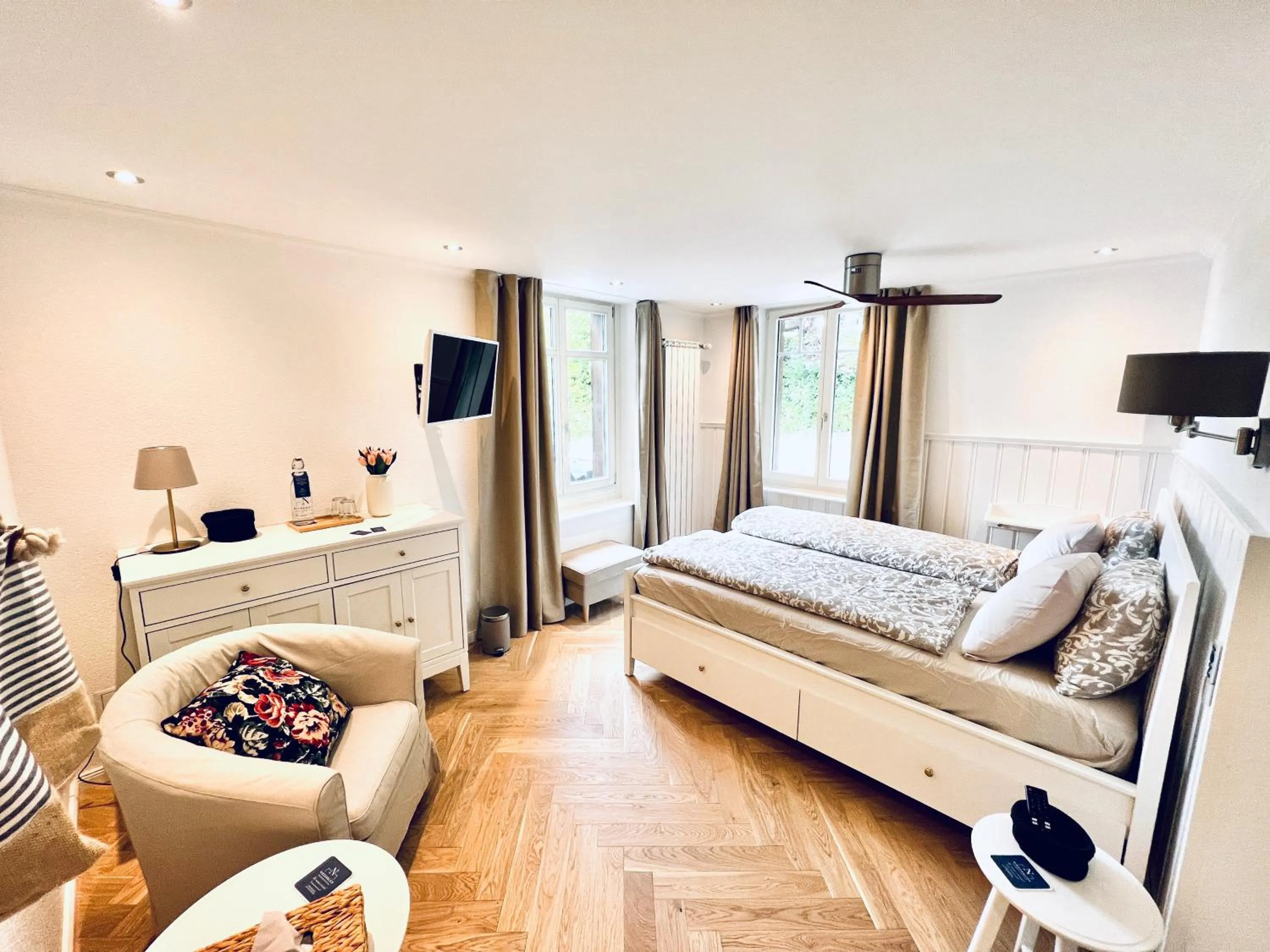 Photo of the whole room, Bed in Boutique Hotel Niesenblick - direkt am Thunersee gelegen mit SELF CHECK IN & digitaler Rezeption