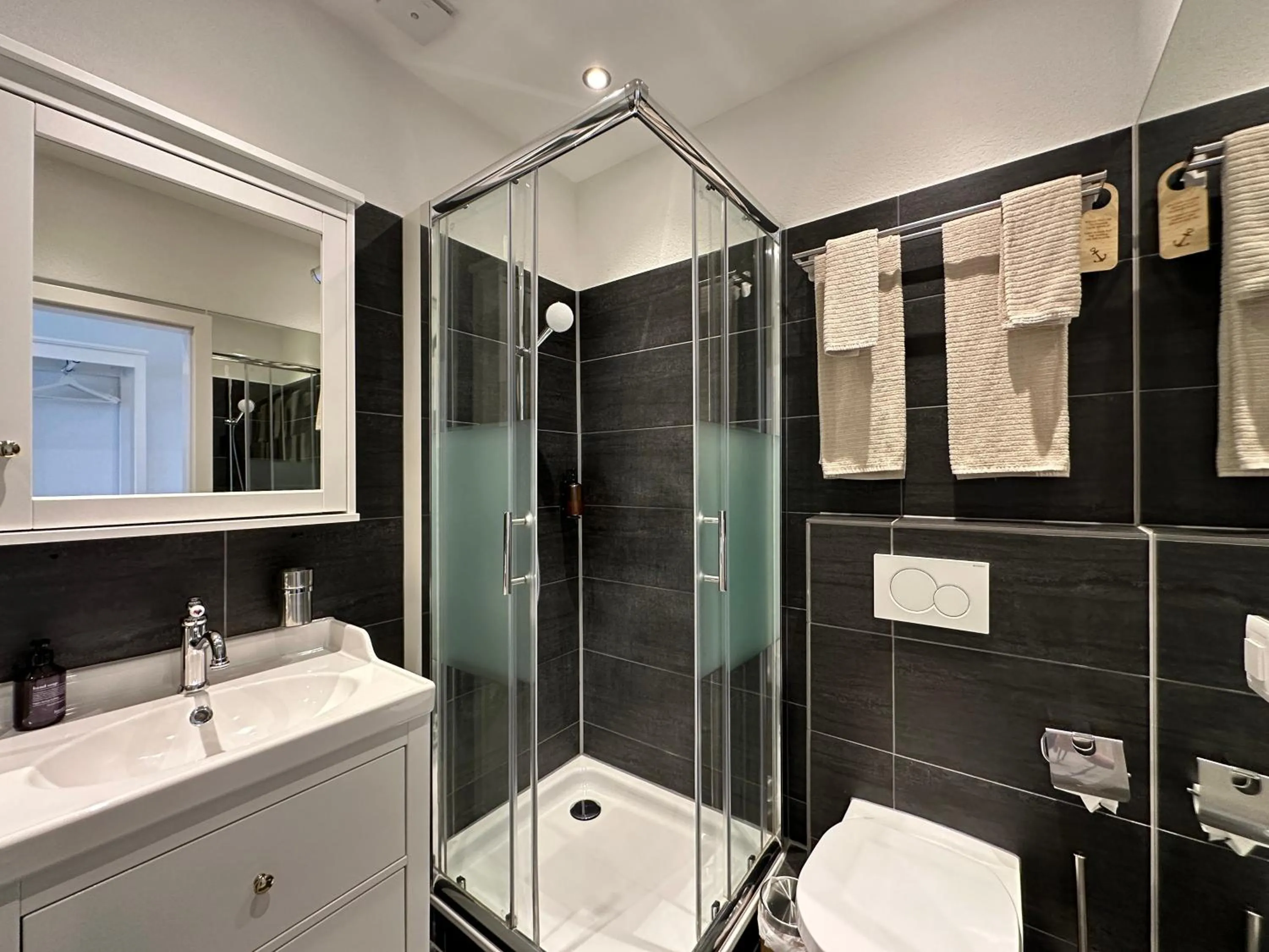 Bathroom in Boutique Hotel Niesenblick - direkt am Thunersee gelegen mit SELF CHECK IN & digitaler Rezeption