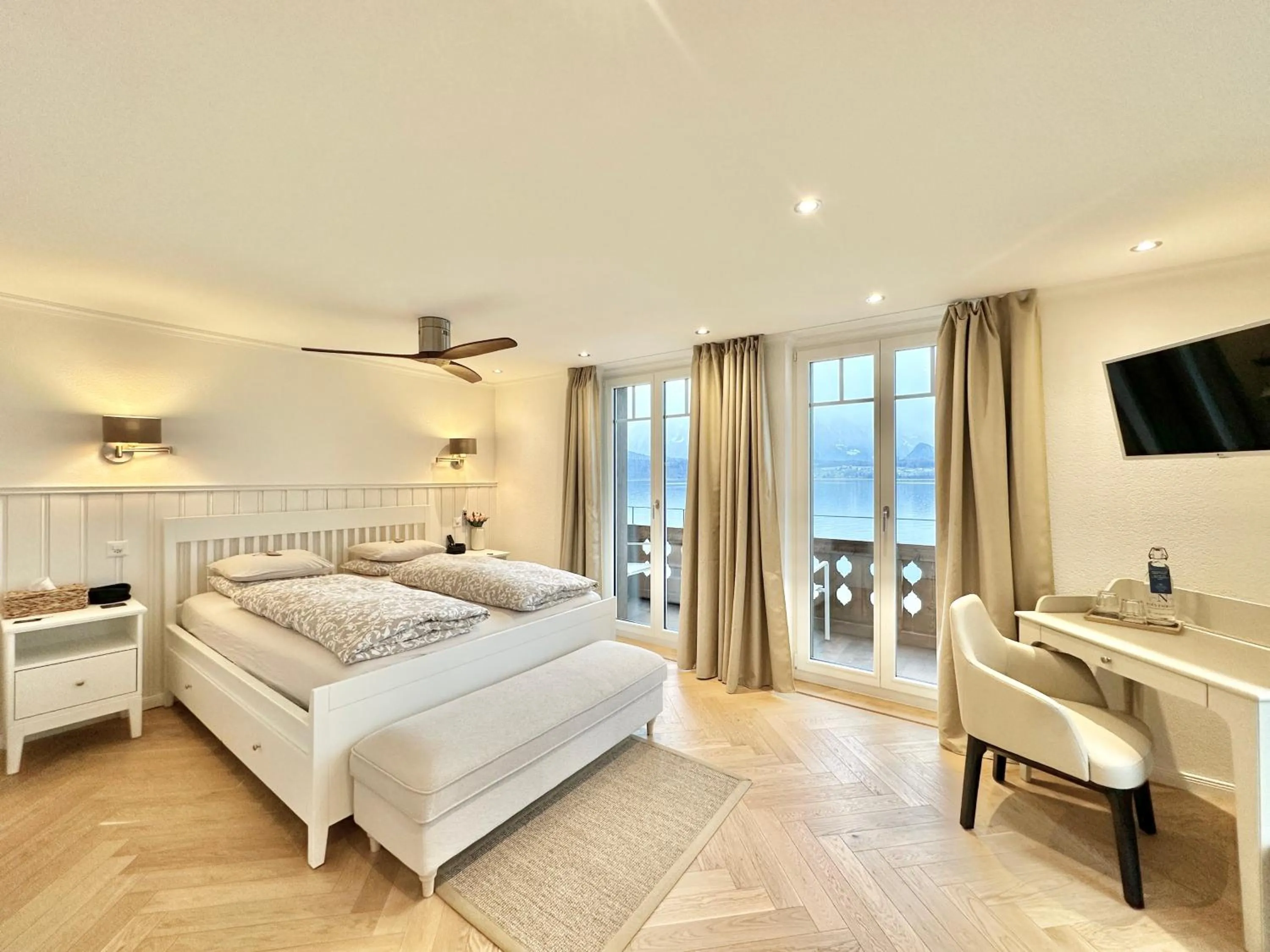 Photo of the whole room, Bed in Boutique Hotel Niesenblick - direkt am Thunersee gelegen mit SELF CHECK IN & digitaler Rezeption