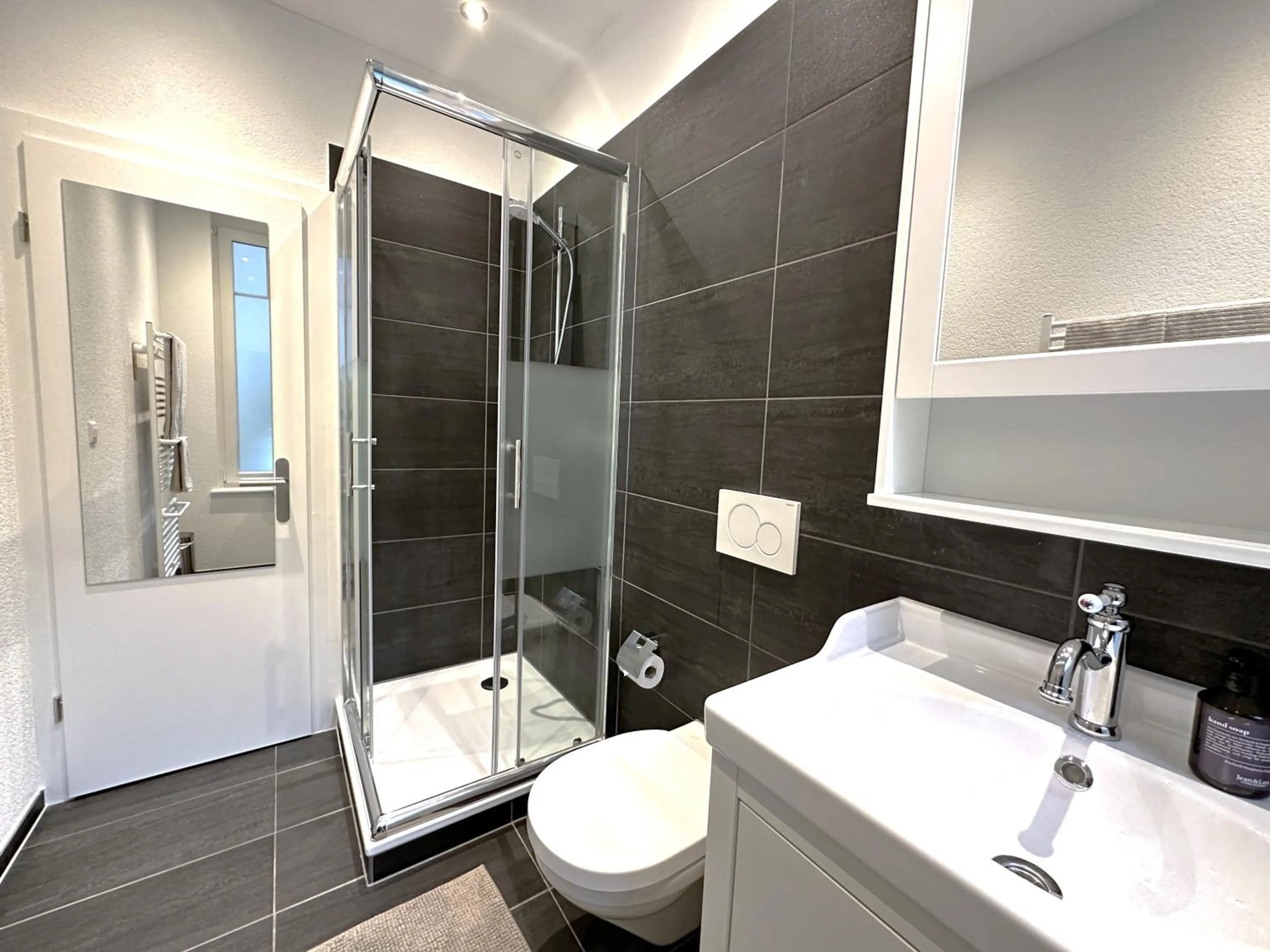 Photo of the whole room in Boutique Hotel Niesenblick - direkt am Thunersee gelegen mit SELF CHECK IN & digitaler Rezeption