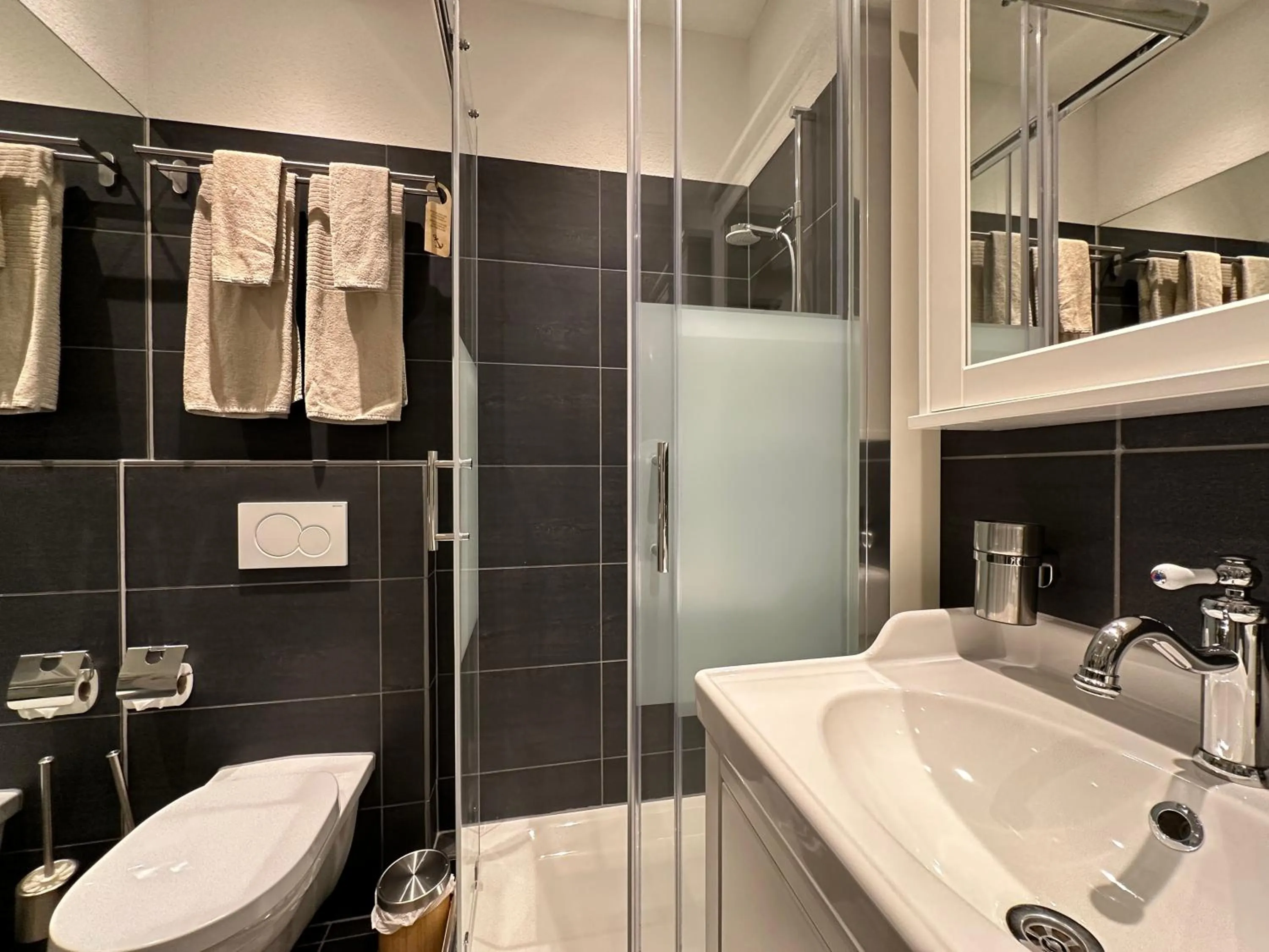 Bathroom in Boutique Hotel Niesenblick - direkt am Thunersee gelegen mit SELF CHECK IN & digitaler Rezeption