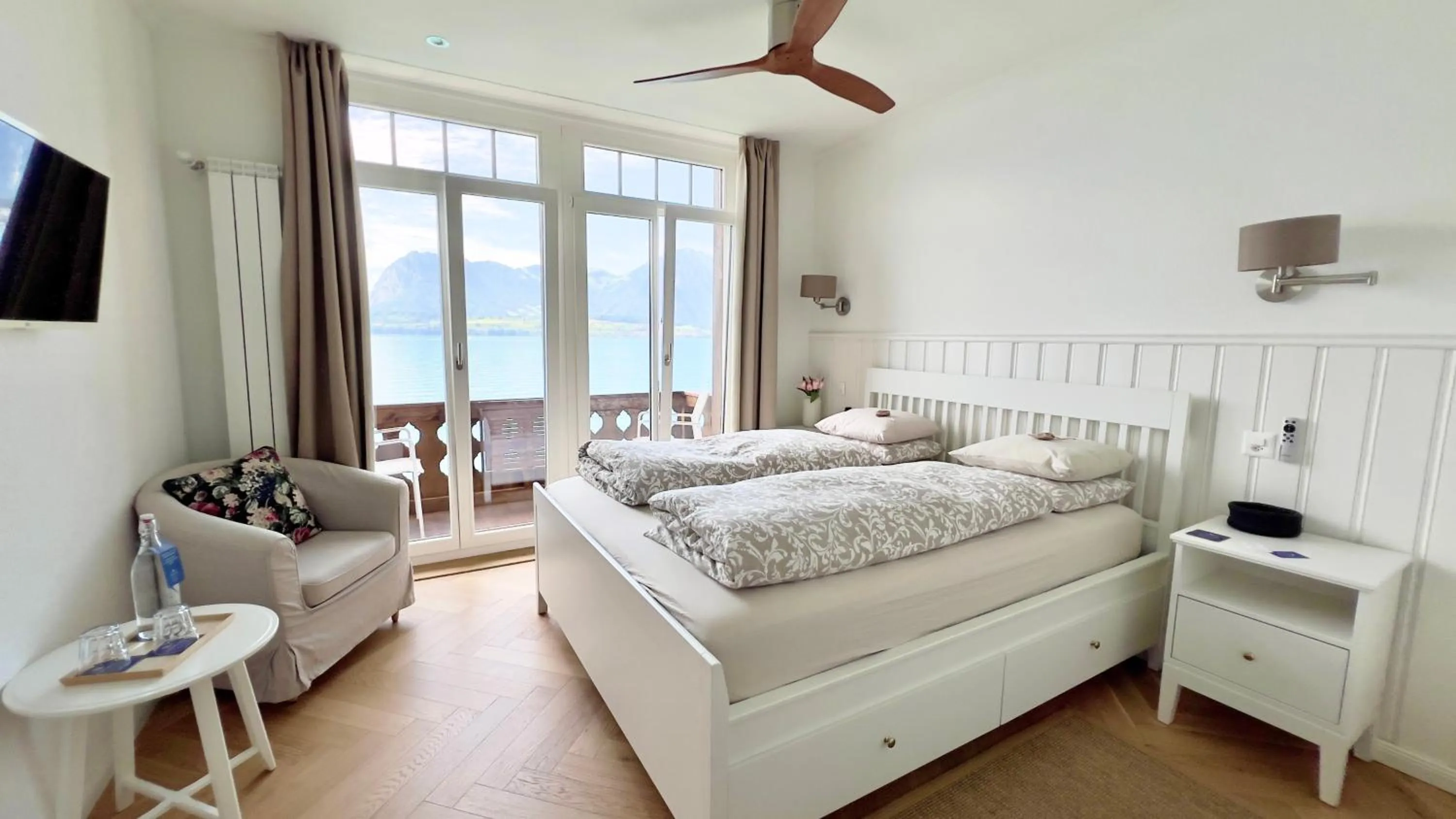Bedroom, Bed in Boutique Hotel Niesenblick - direkt am Thunersee gelegen mit SELF CHECK IN & digitaler Rezeption