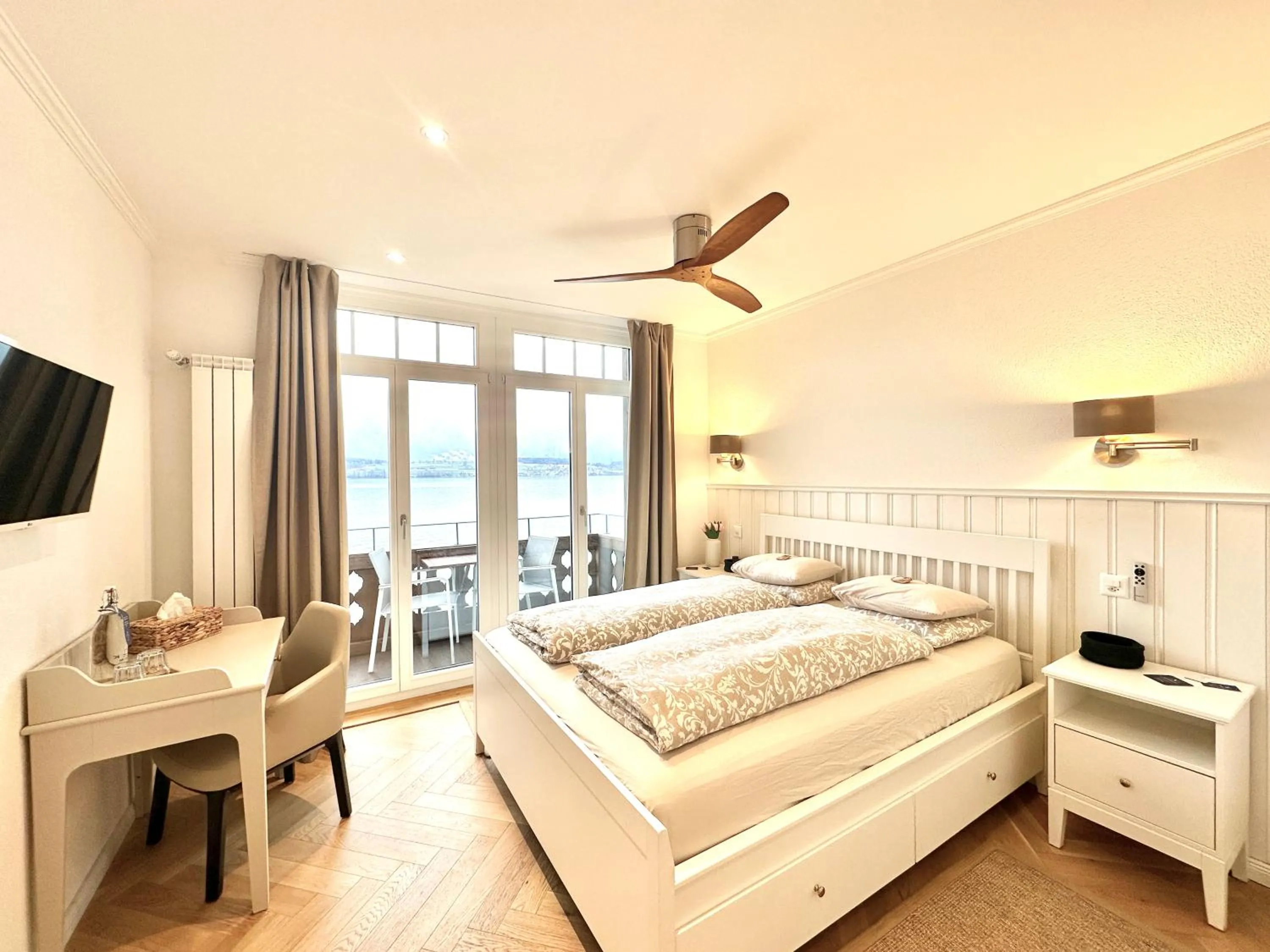 Photo of the whole room, Bed in Boutique Hotel Niesenblick - direkt am Thunersee gelegen mit SELF CHECK IN & digitaler Rezeption