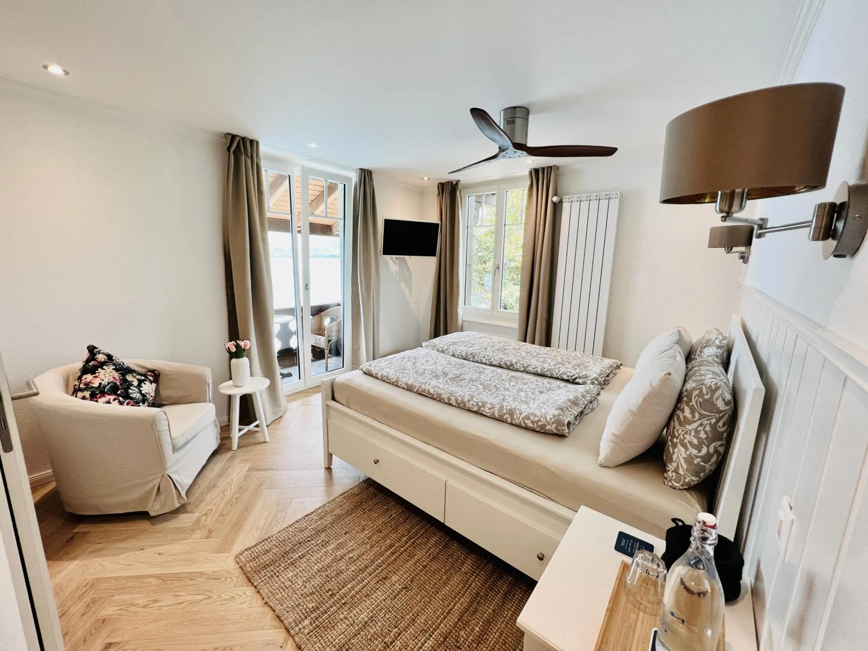 Photo of the whole room, Bed in Boutique Hotel Niesenblick - direkt am Thunersee gelegen mit SELF CHECK IN & digitaler Rezeption