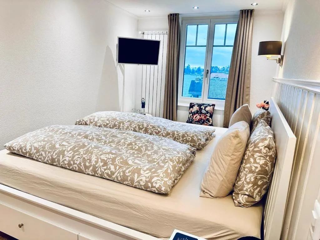 Photo of the whole room, Bed in Boutique Hotel Niesenblick - direkt am Thunersee gelegen mit SELF CHECK IN & digitaler Rezeption