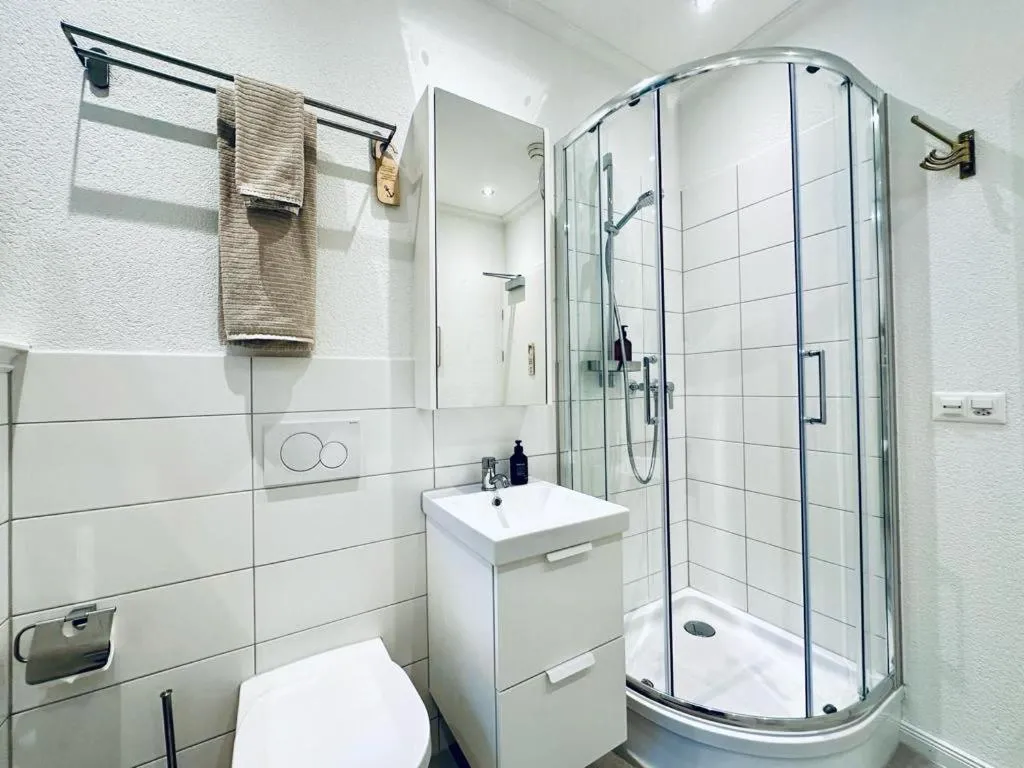 Bathroom in Boutique Hotel Niesenblick - direkt am Thunersee gelegen mit SELF CHECK IN & digitaler Rezeption