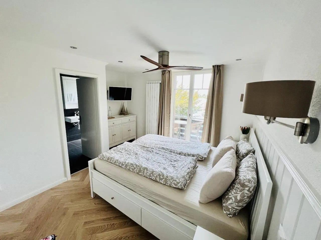 Photo of the whole room, Bed in Boutique Hotel Niesenblick - direkt am Thunersee gelegen mit SELF CHECK IN & digitaler Rezeption