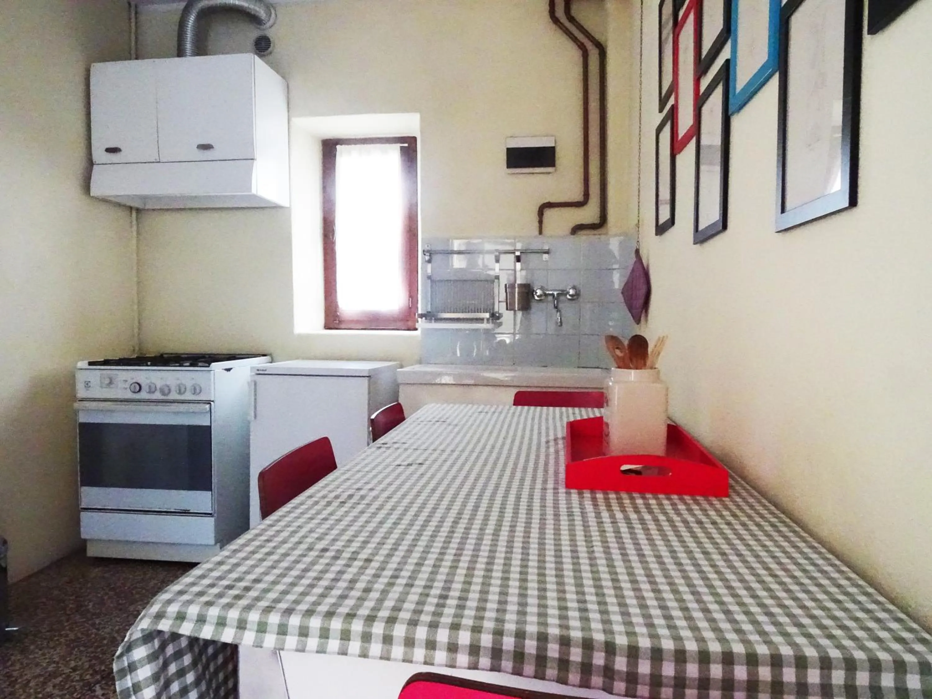 Kitchen or kitchenette in Villa Albonico