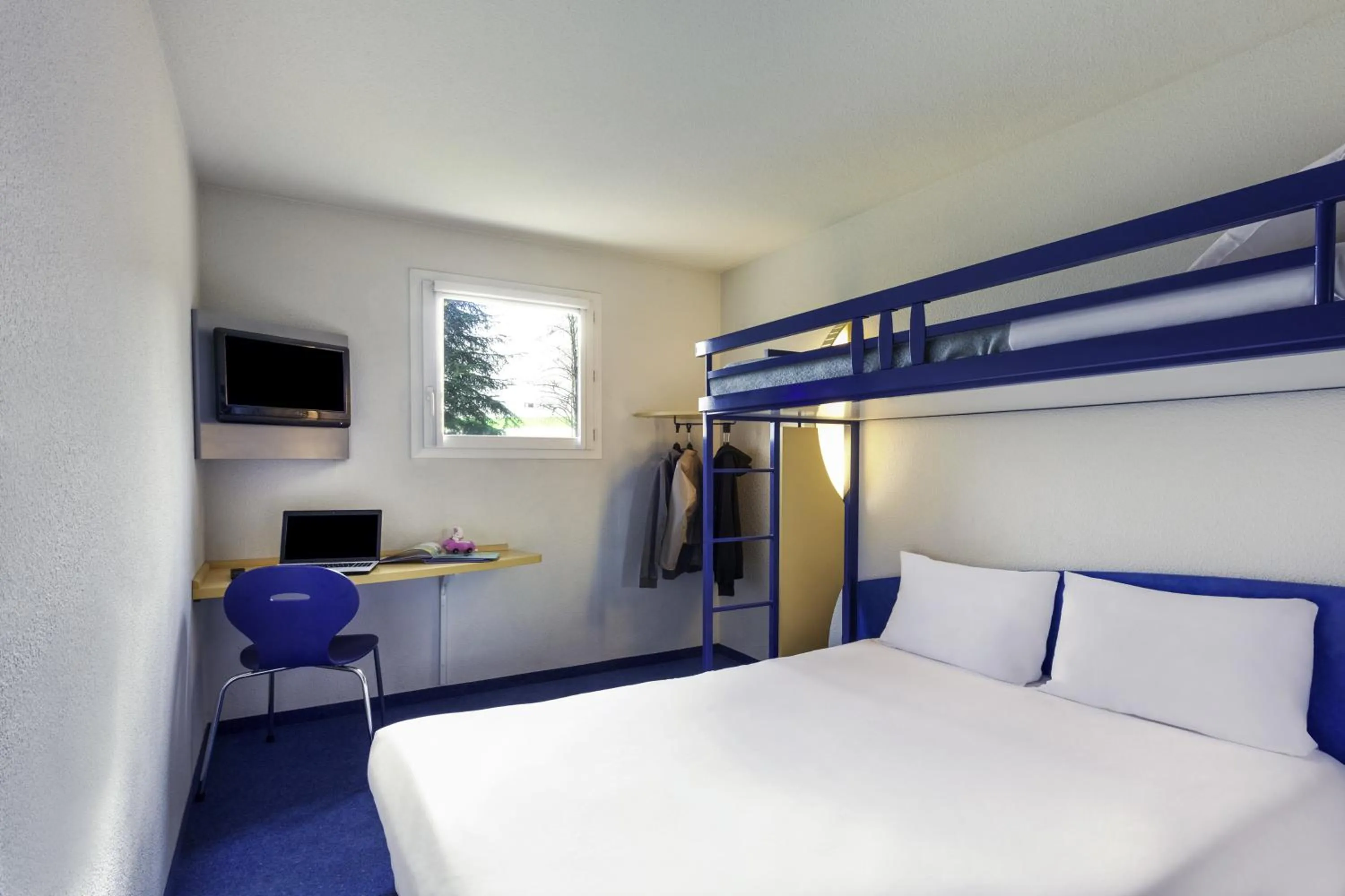 Photo of the whole room, Bed in ibis budget Aachen Raeren Grenze