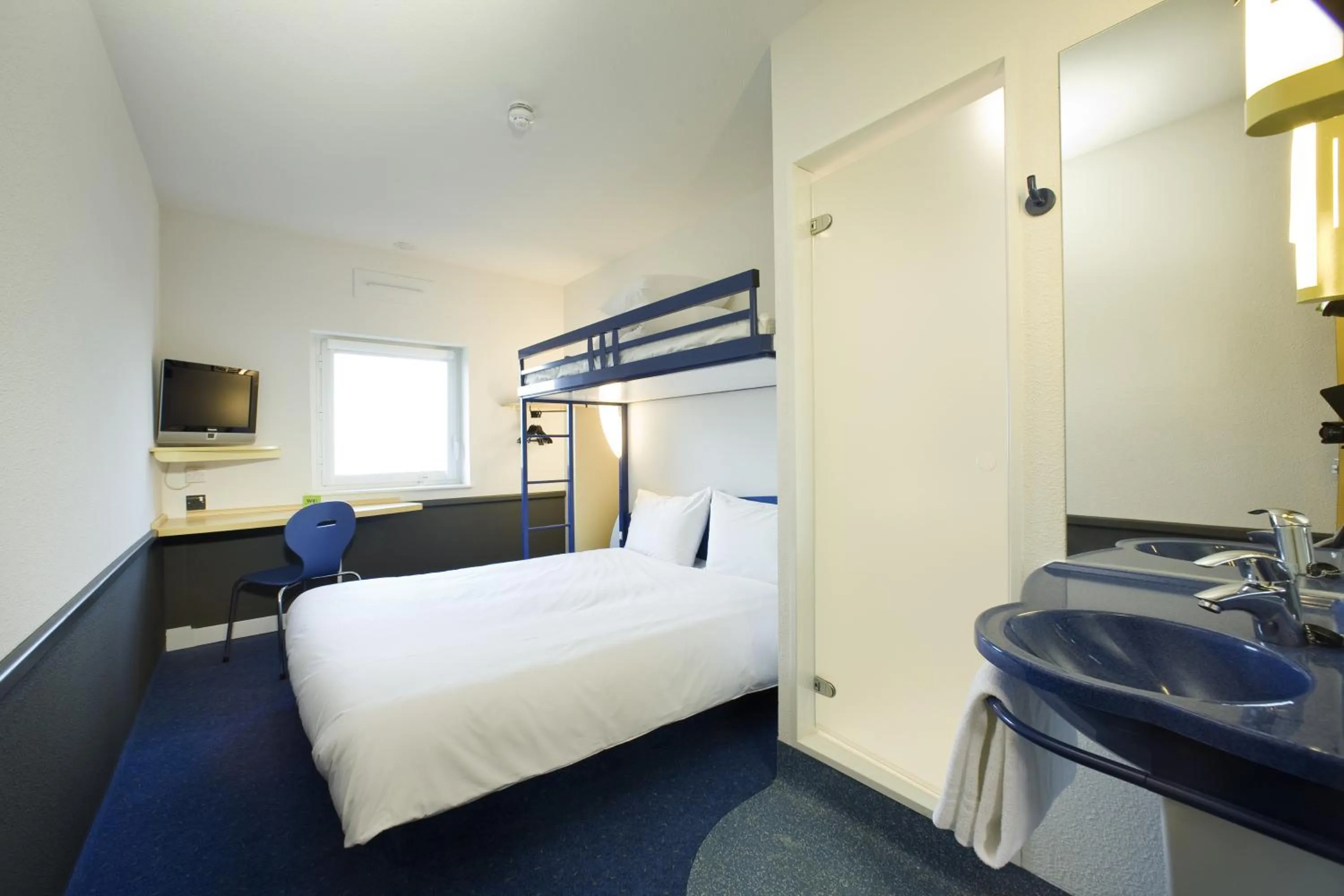 Photo of the whole room, Bed in ibis budget Aachen Raeren Grenze