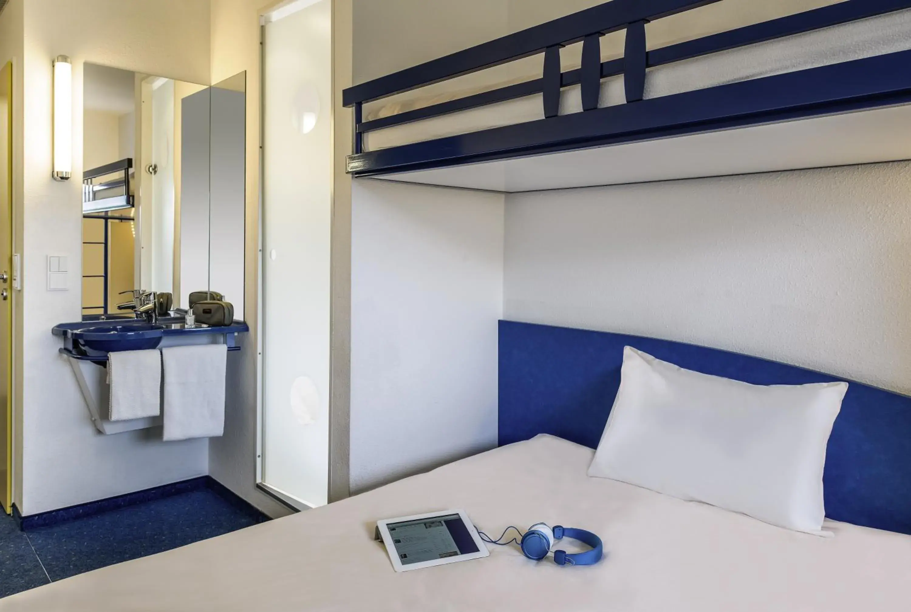 Bed in ibis budget Aachen Raeren Grenze Bed in ibis budget Aachen Raeren Grenze