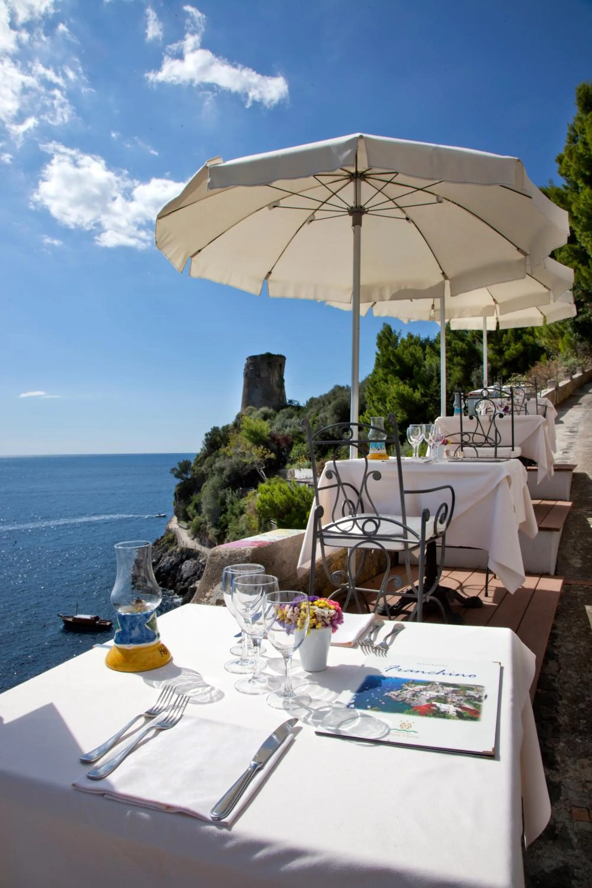 Restaurant/places to eat in Villa Corallium