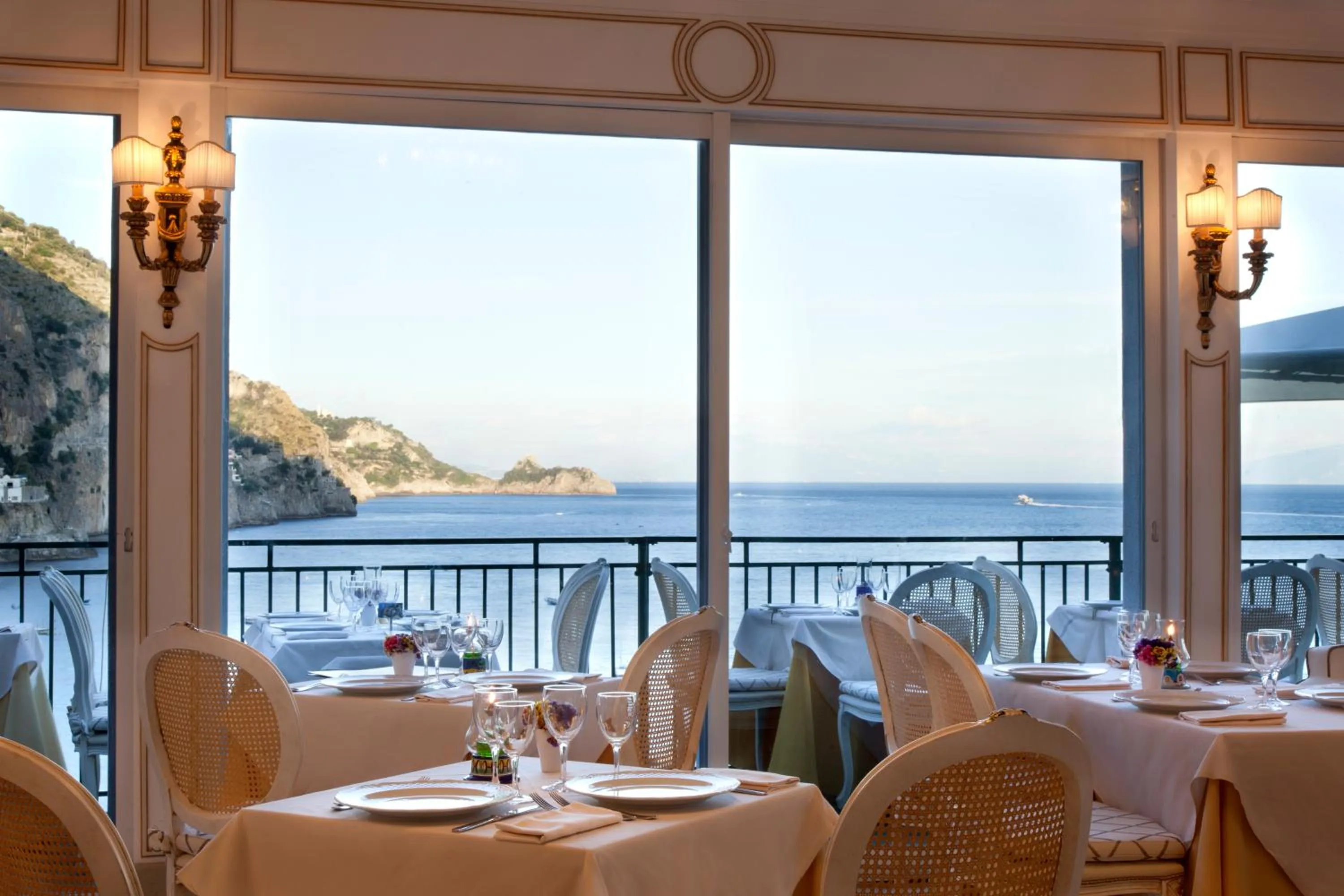 Restaurant/places to eat in Villa Corallium
