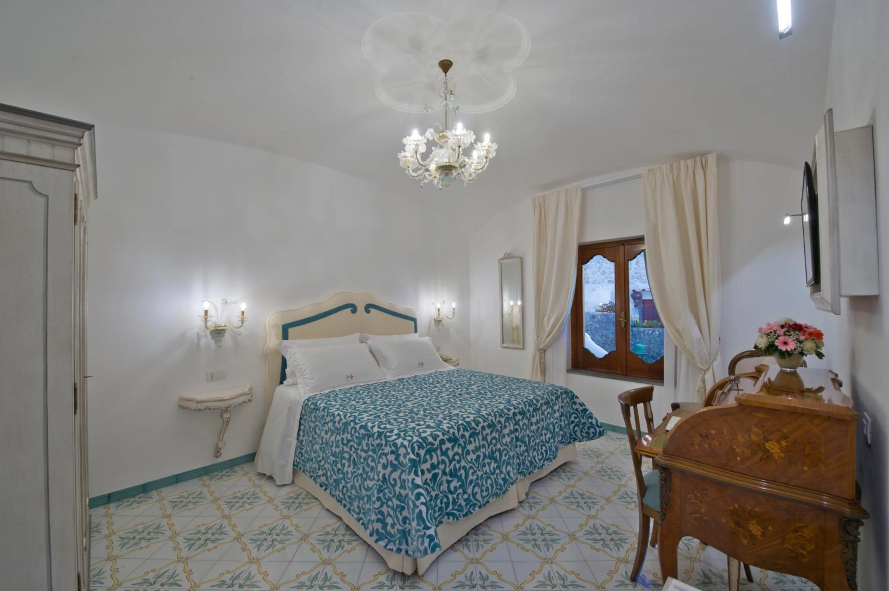Photo of the whole room, Bed in Villa Corallium