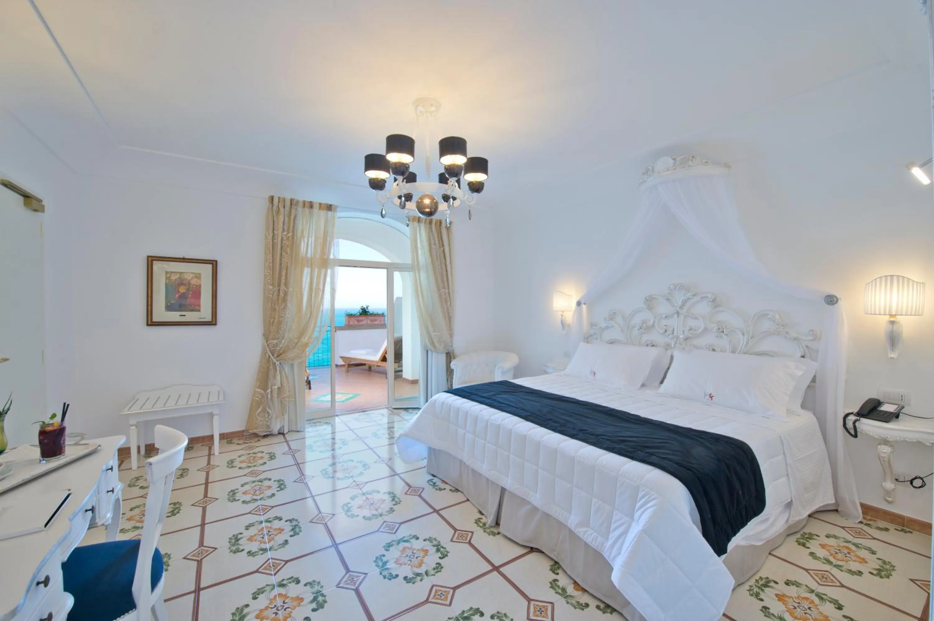 Photo of the whole room, Bed in Villa Corallium