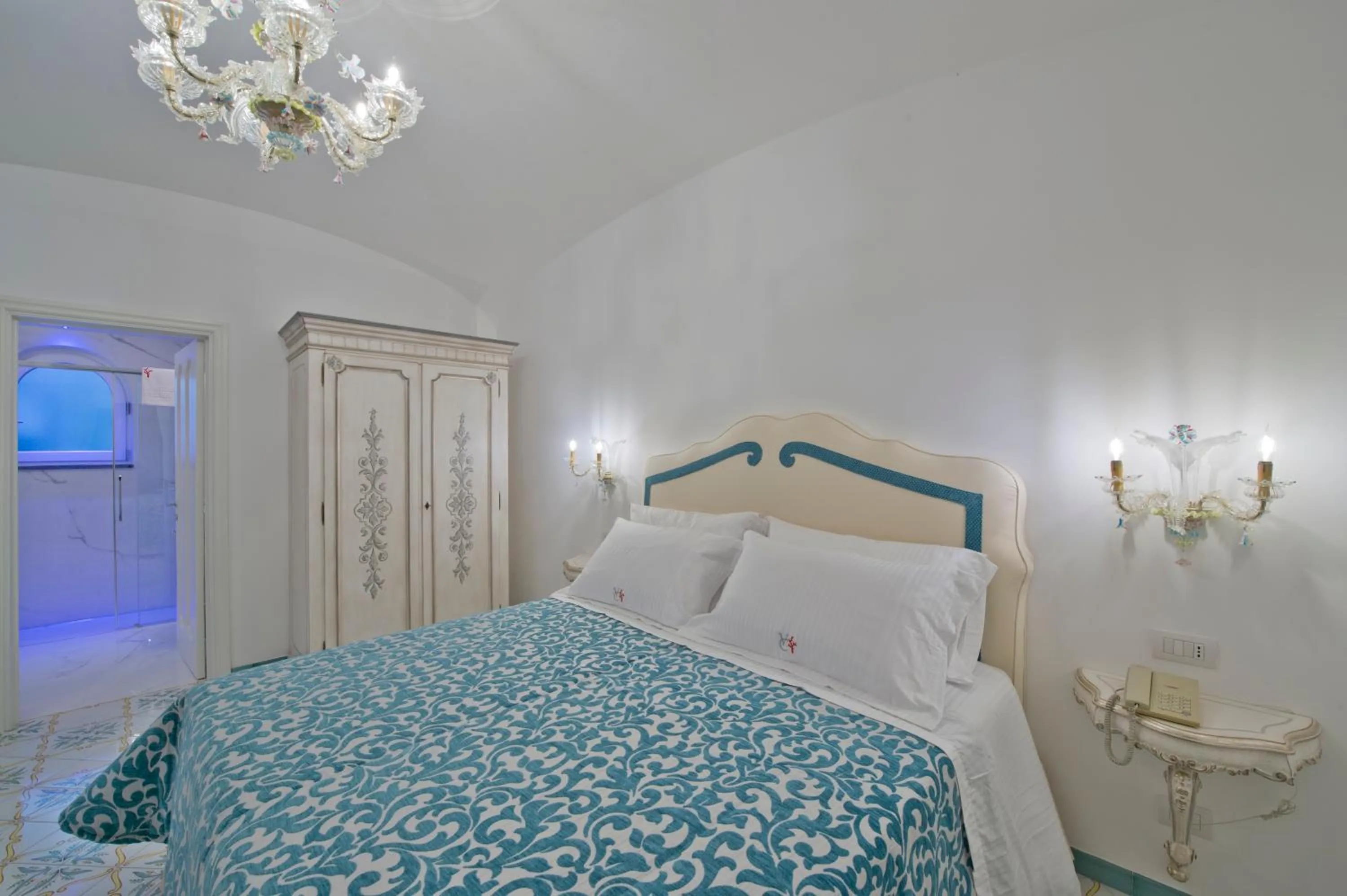 Photo of the whole room, Bed in Villa Corallium