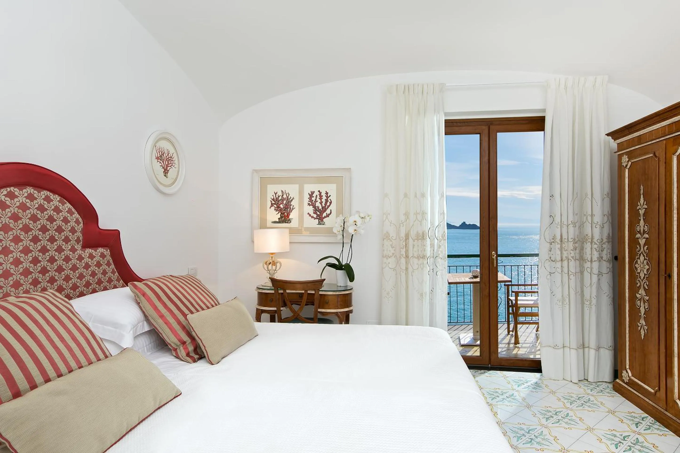 Photo of the whole room, Bed in Villa Corallium