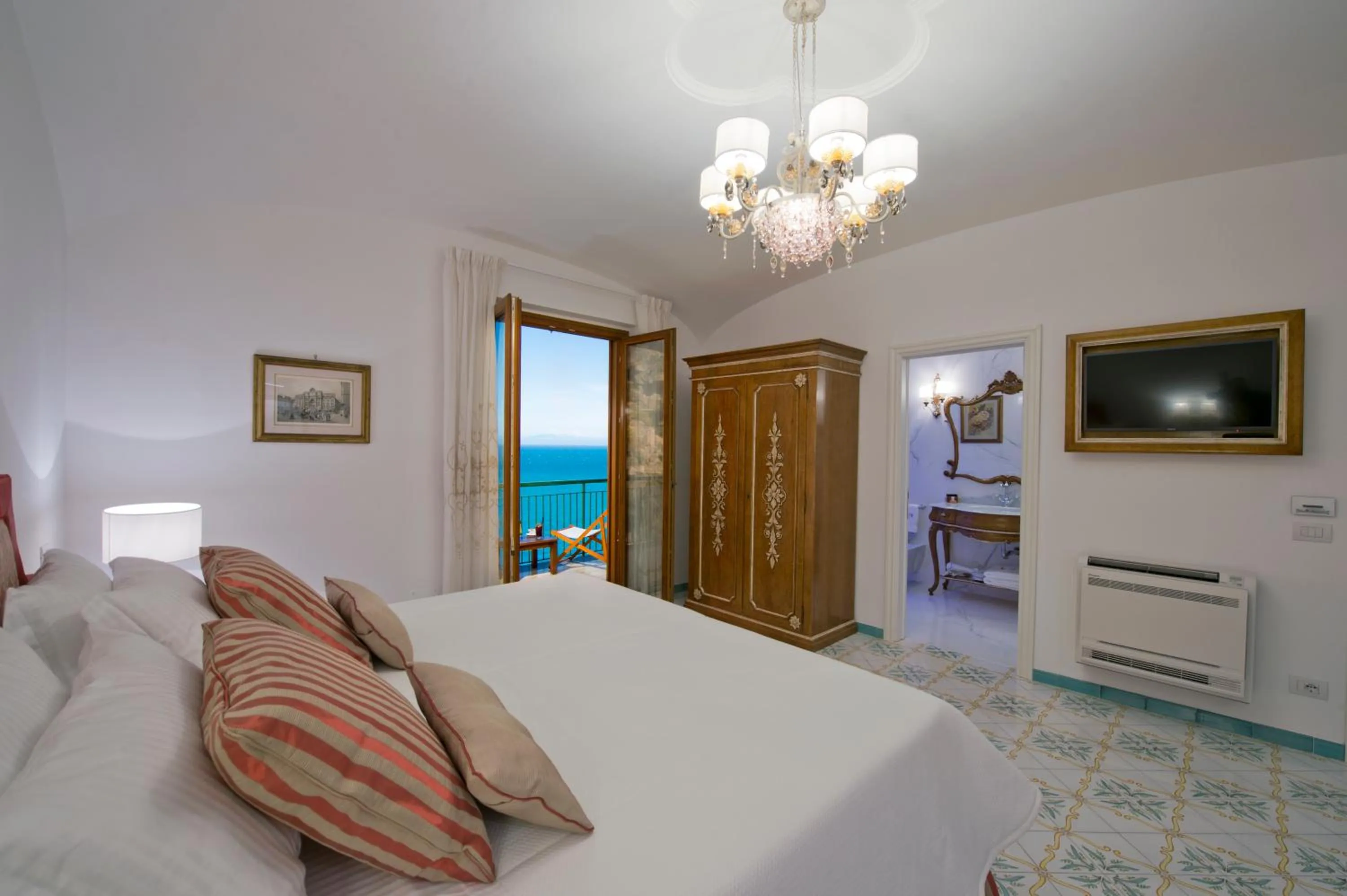 Photo of the whole room, Bed in Villa Corallium