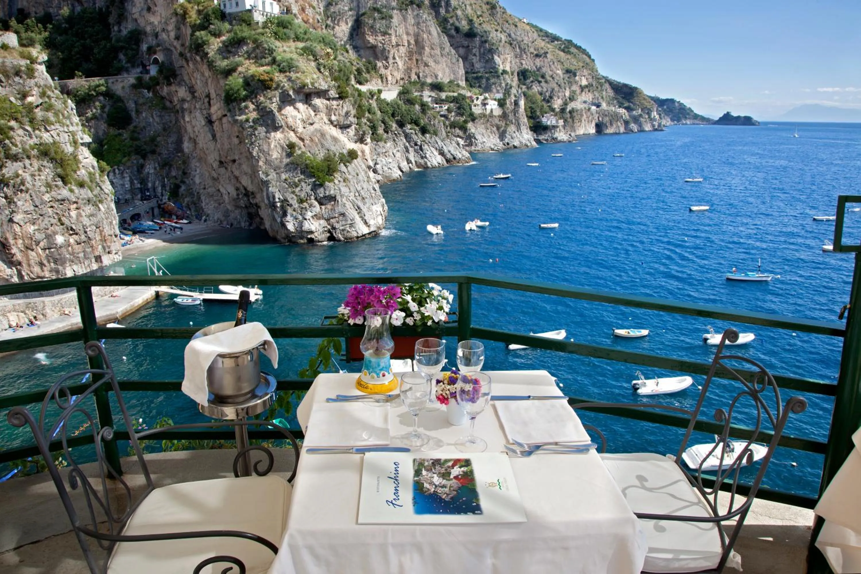 Restaurant/places to eat in Villa Corallium