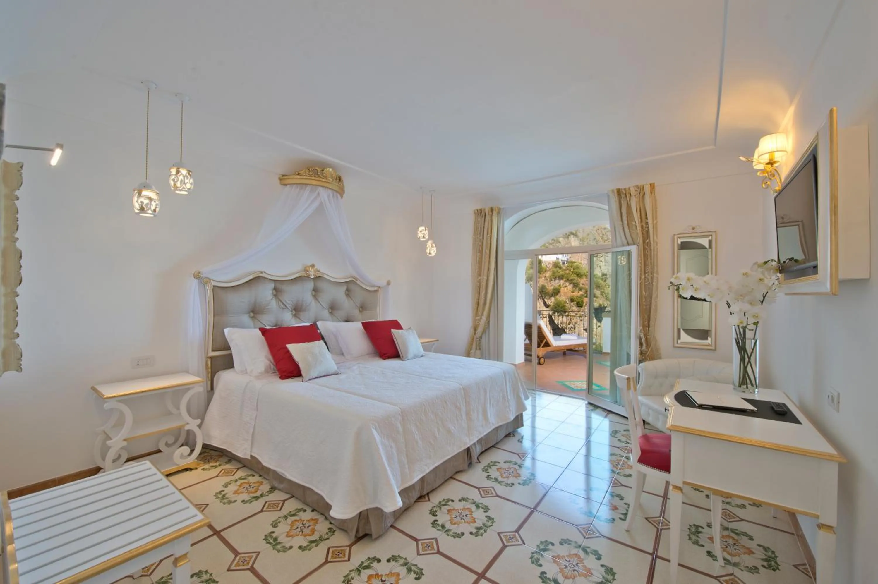 Photo of the whole room, Bed in Villa Corallium